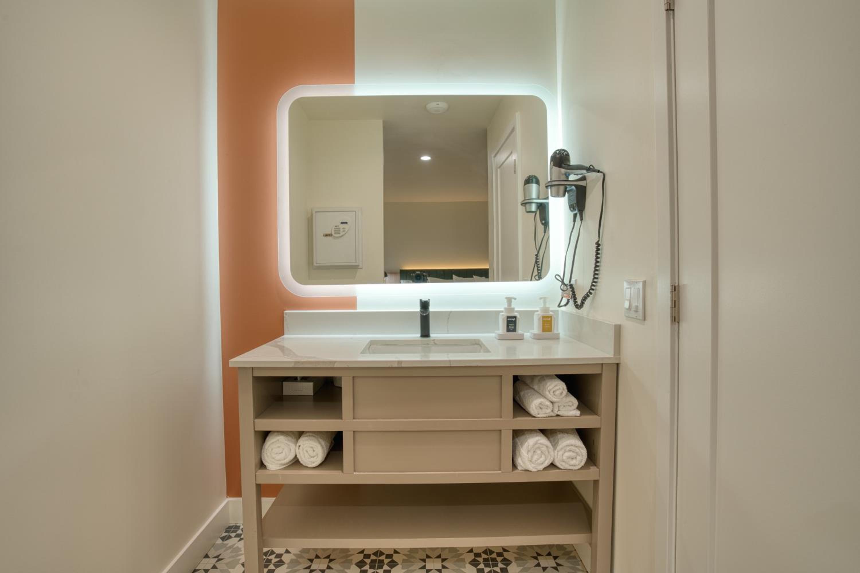 Deluxe Queen Room - Photo 6