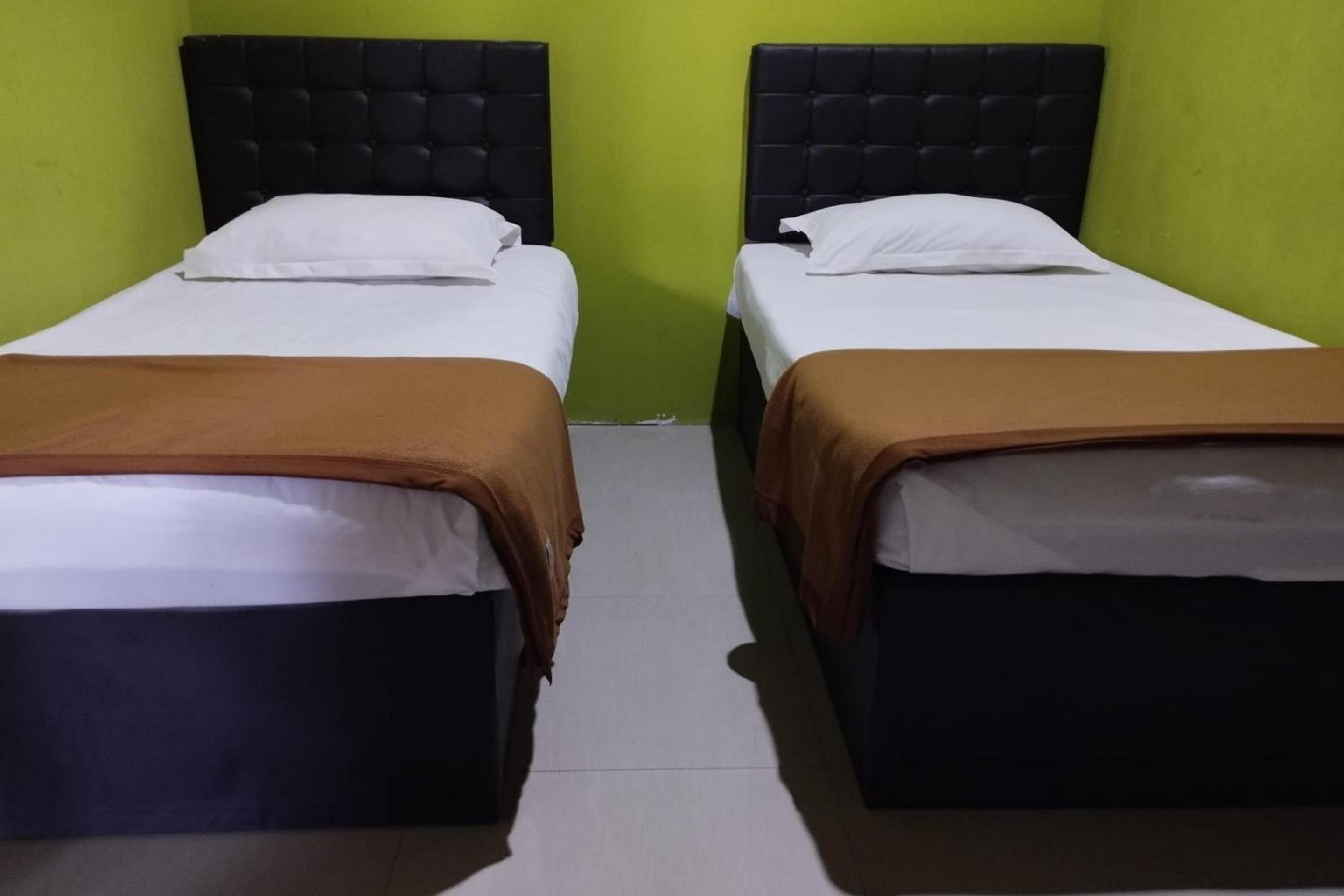 Standard Twin Room - Photo 8