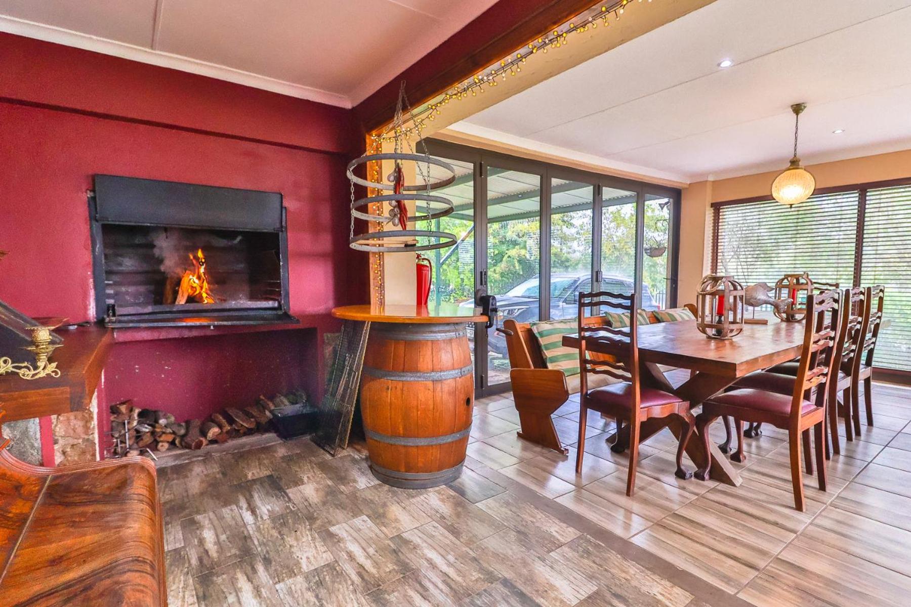 Three-Bedroom House -(pet friendly) - Photo 6