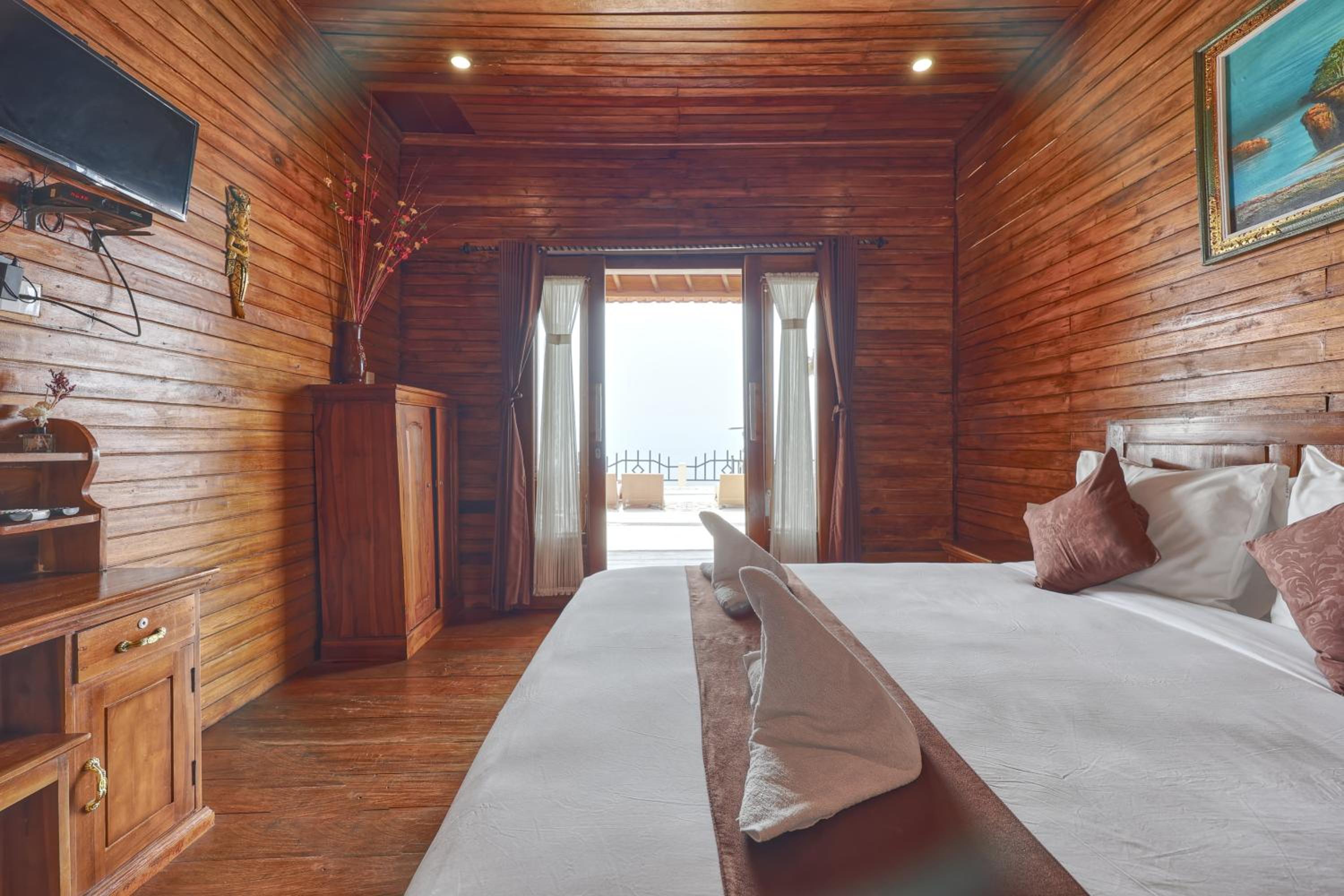 Deluxe Double Room with Balcony and Sea View - Photo 12