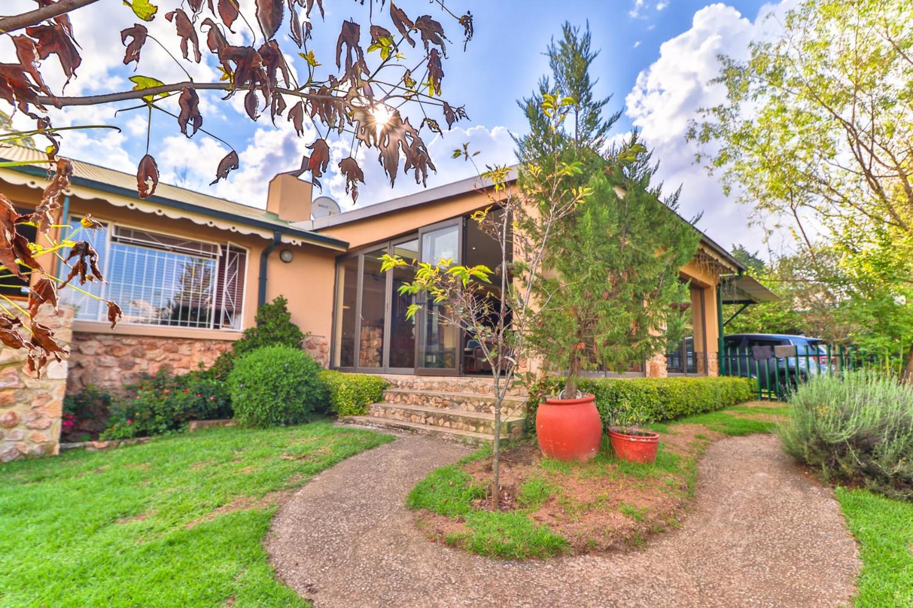 Three-Bedroom House -(pet friendly) - Photo 10