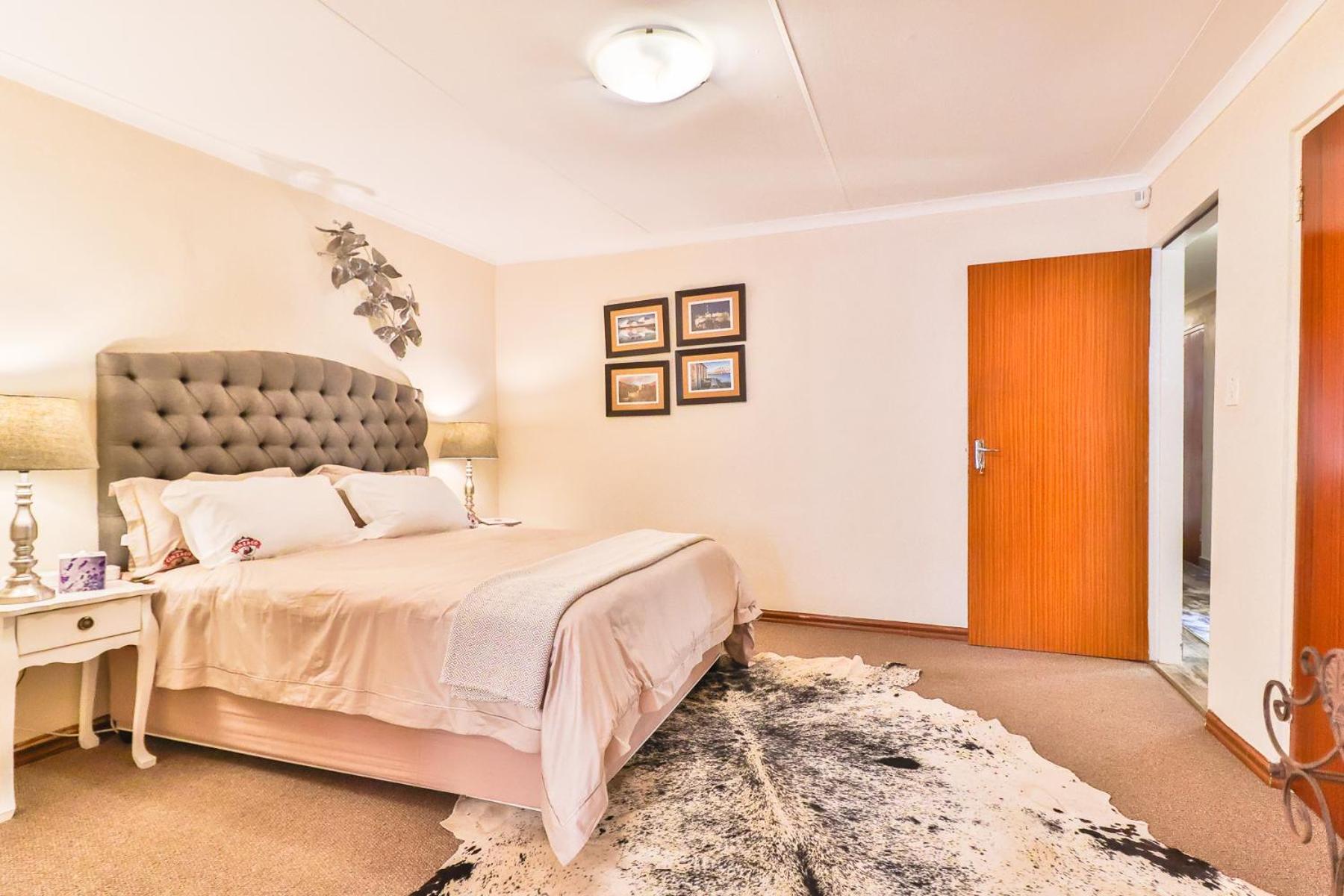 Three-Bedroom House -(pet friendly) - Photo 2