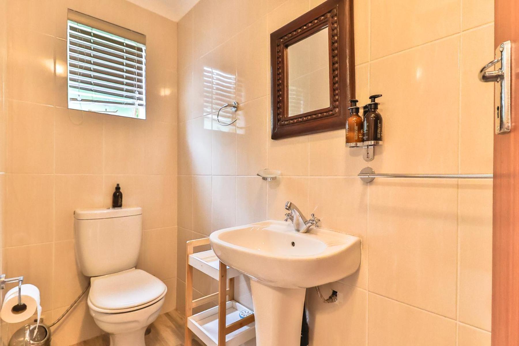 Three-Bedroom House -(pet friendly) - Photo 14