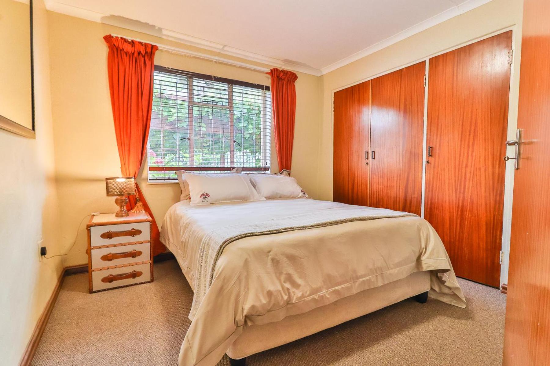 Three-Bedroom House -(pet friendly) - Photo 15