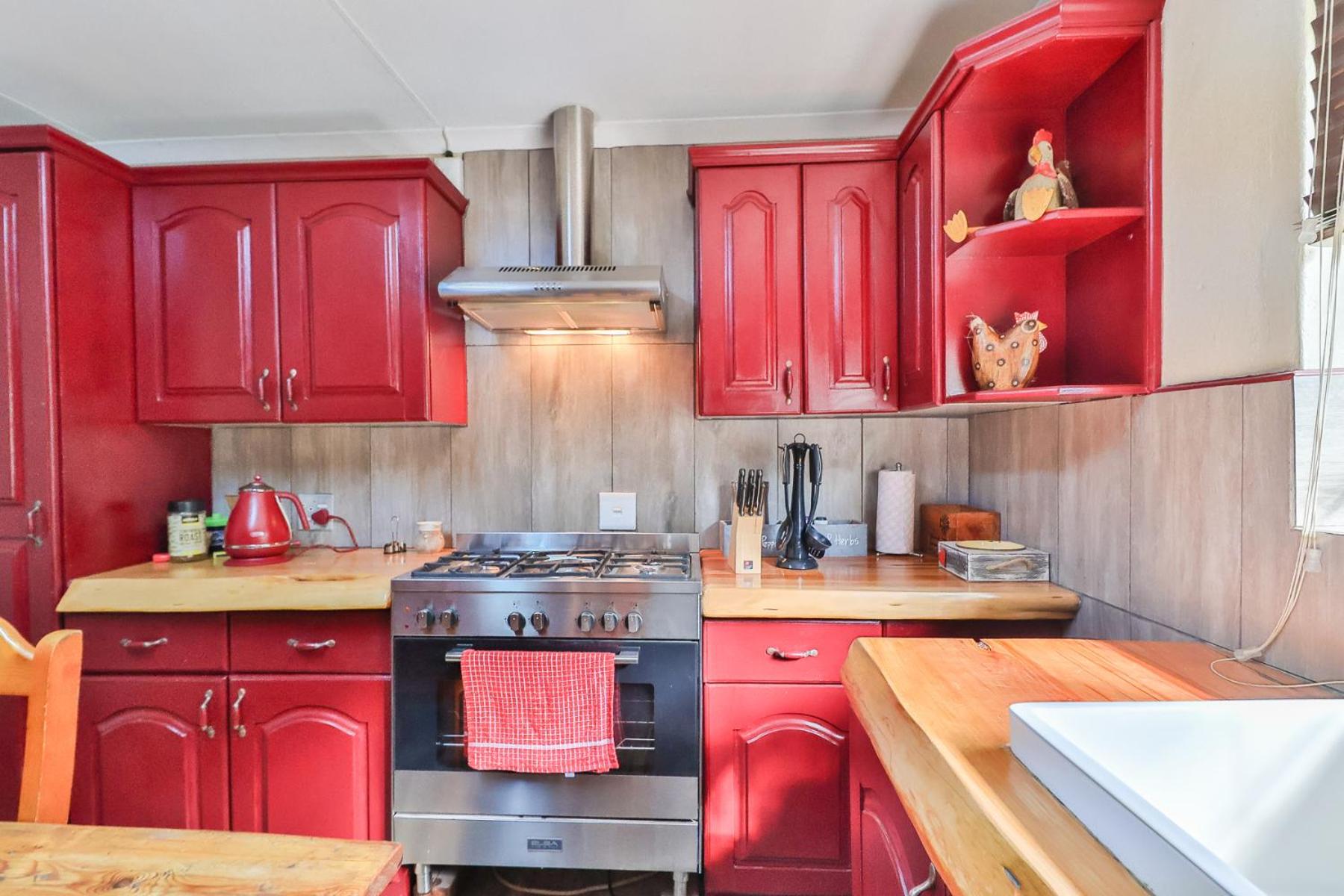Three-Bedroom House -(pet friendly) - Photo 5