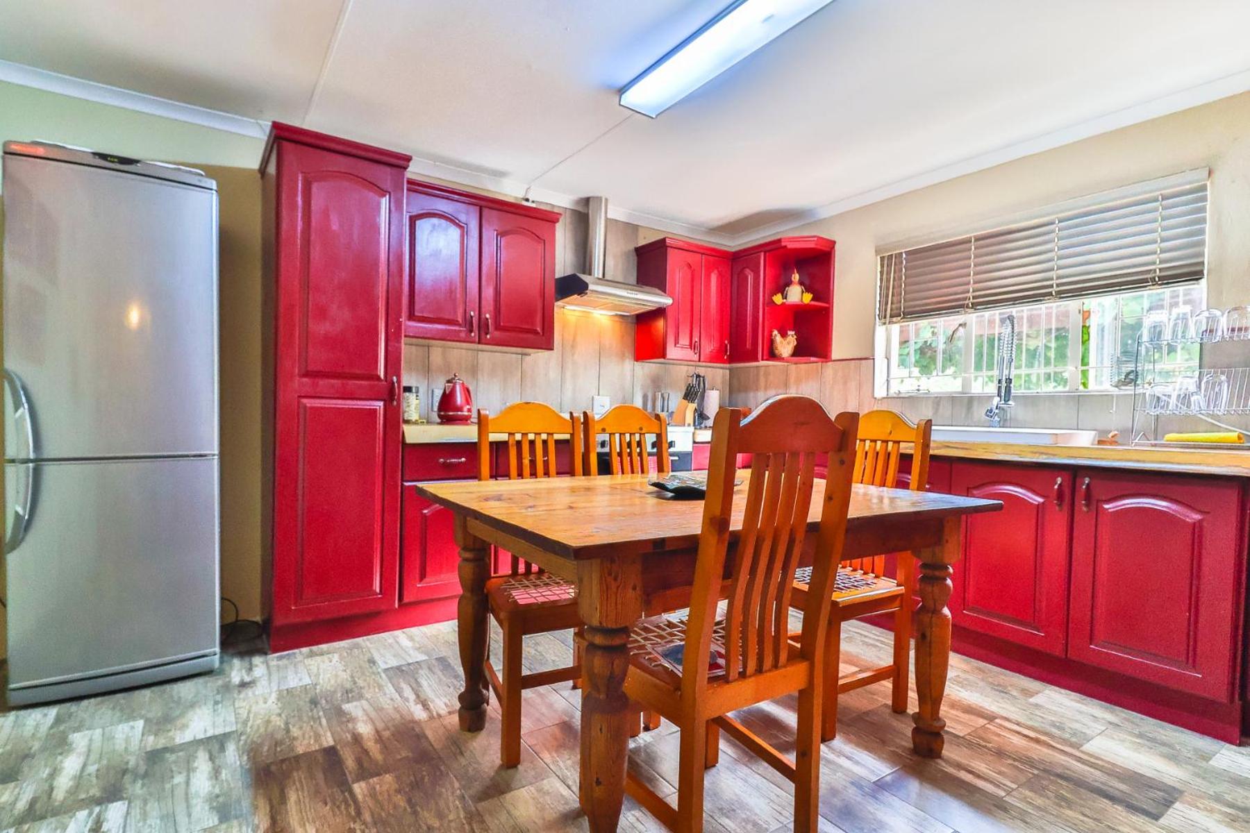 Three-Bedroom House -(pet friendly) - Photo 4