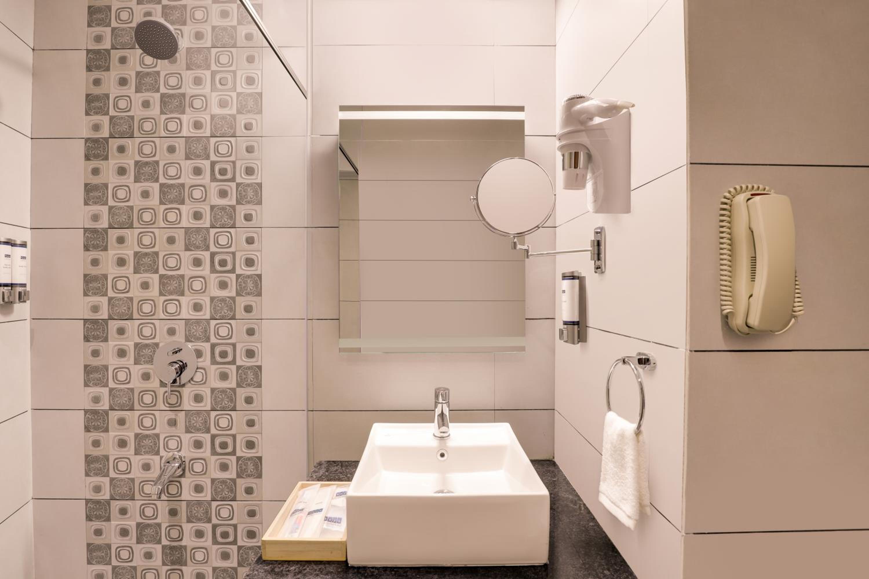 Deluxe Room - Photo 5