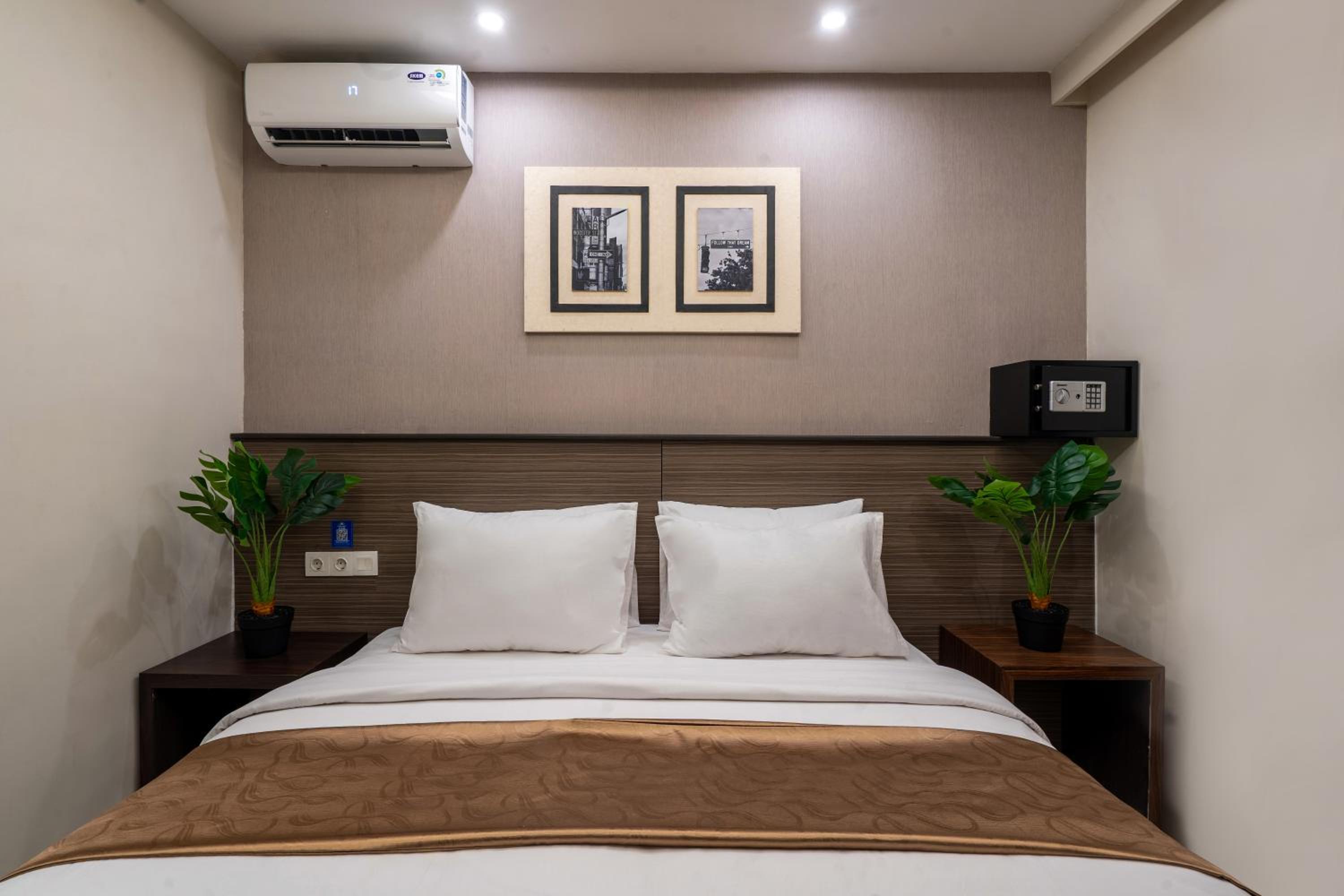 Standard Double or Twin Room - Photo 9