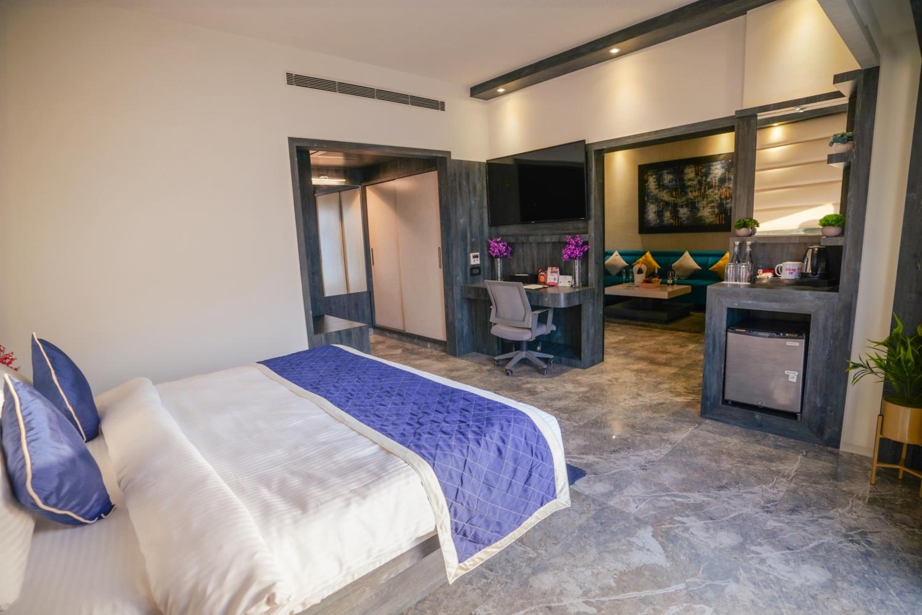 Suite with City View photo 2