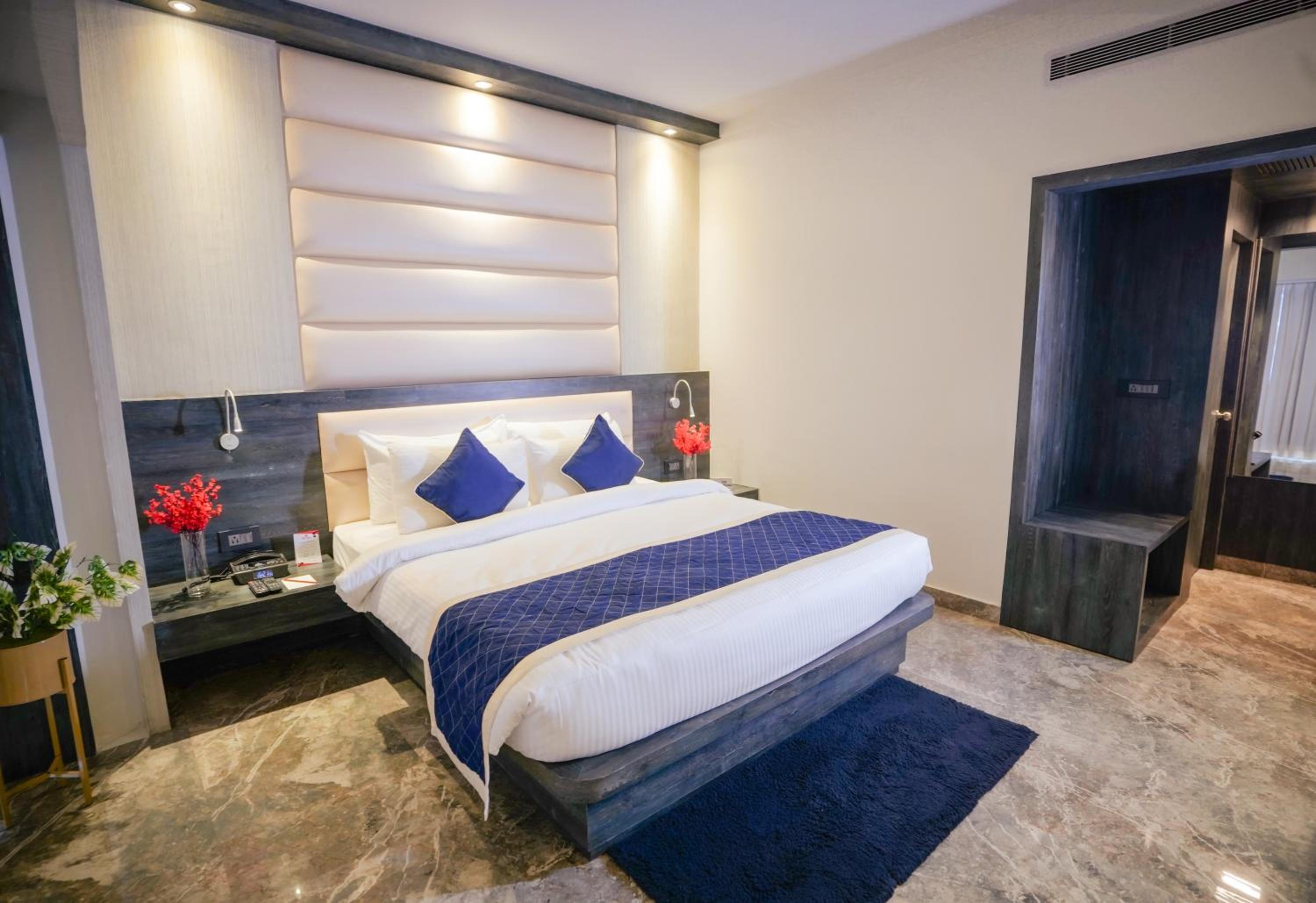Suite with City View photo 3