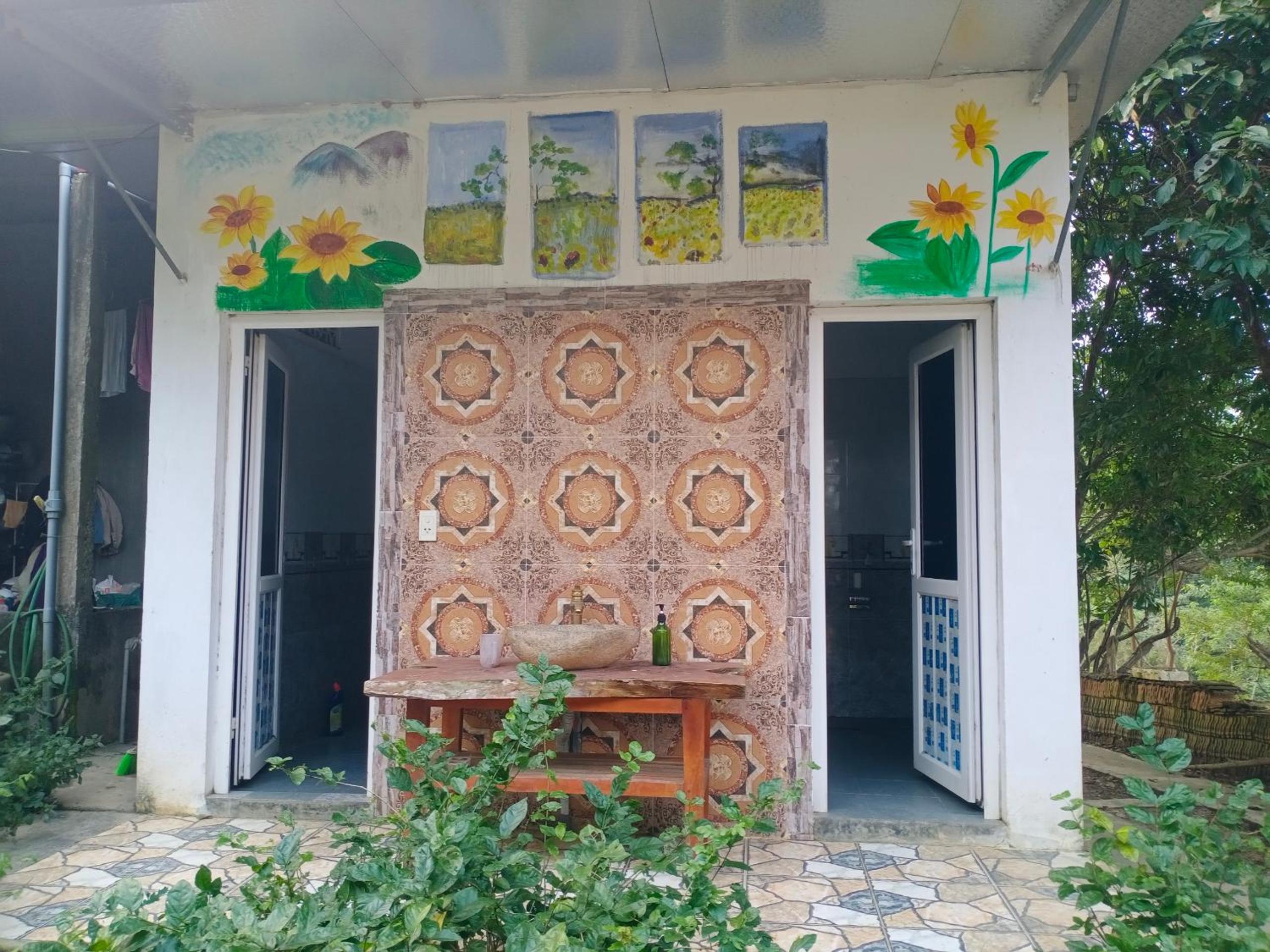 Family Room with Balcony photo 2
