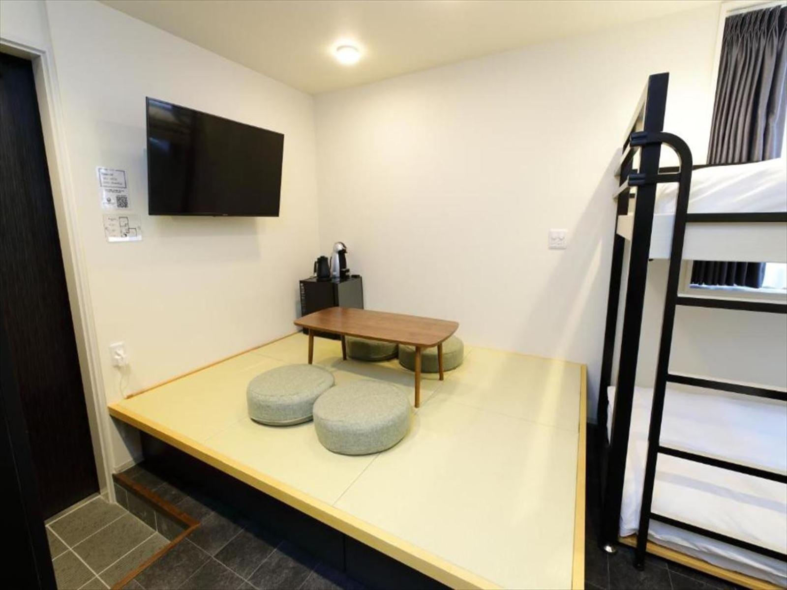 Family Room with Private Bathroom photo 3