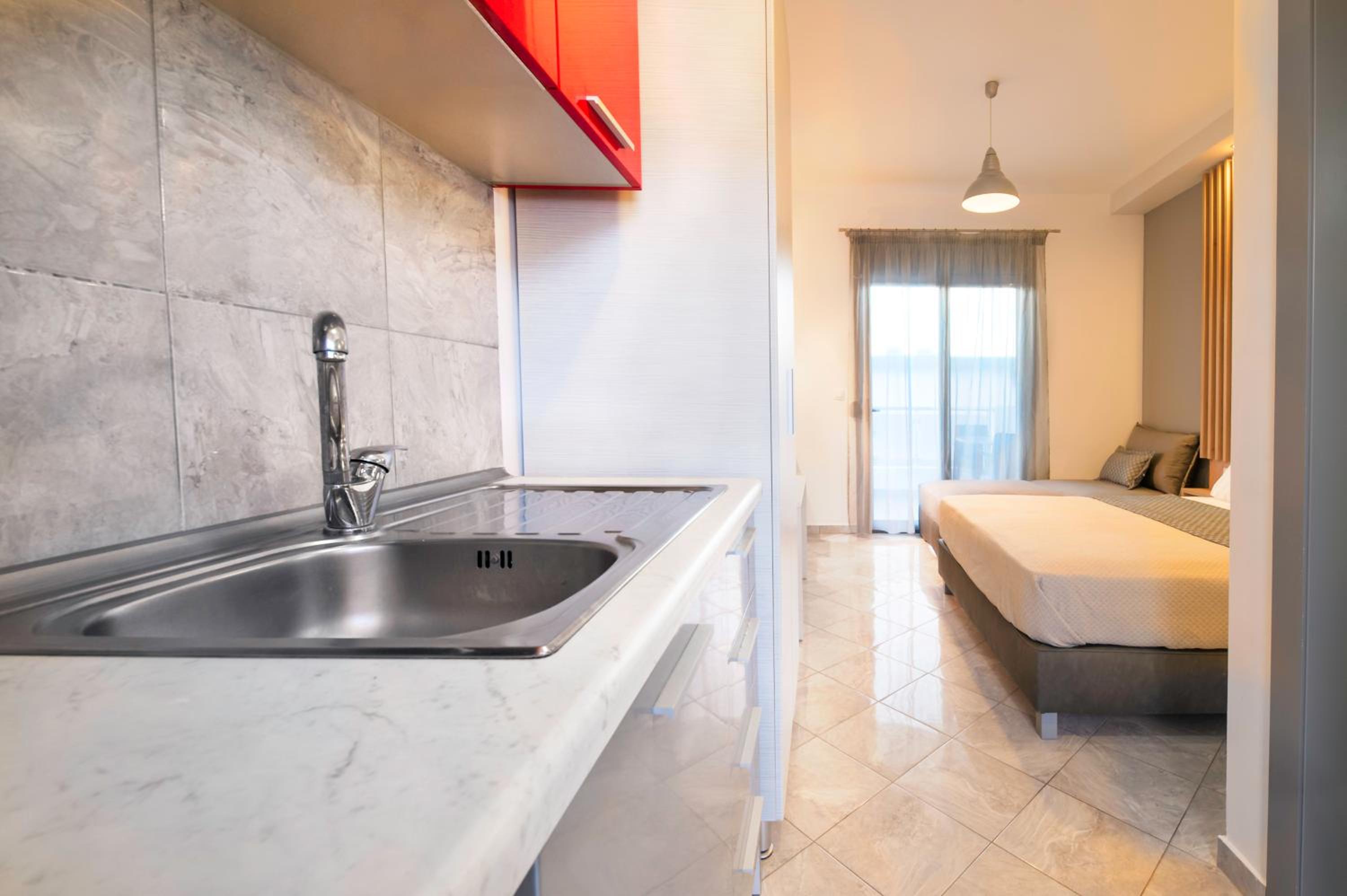 Double Room with Pool View - Photo 8