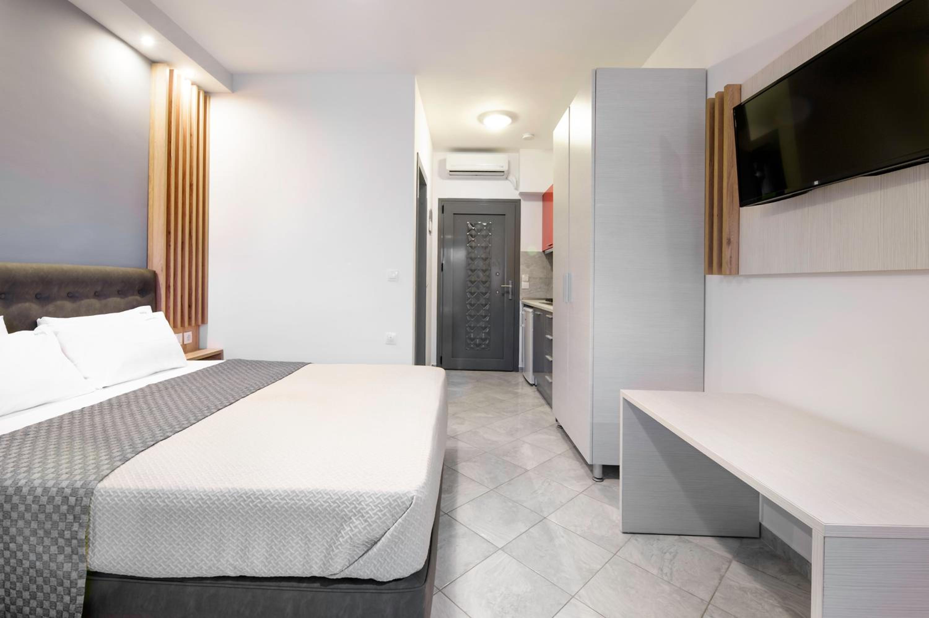 Double Room with Pool View - Photo 10