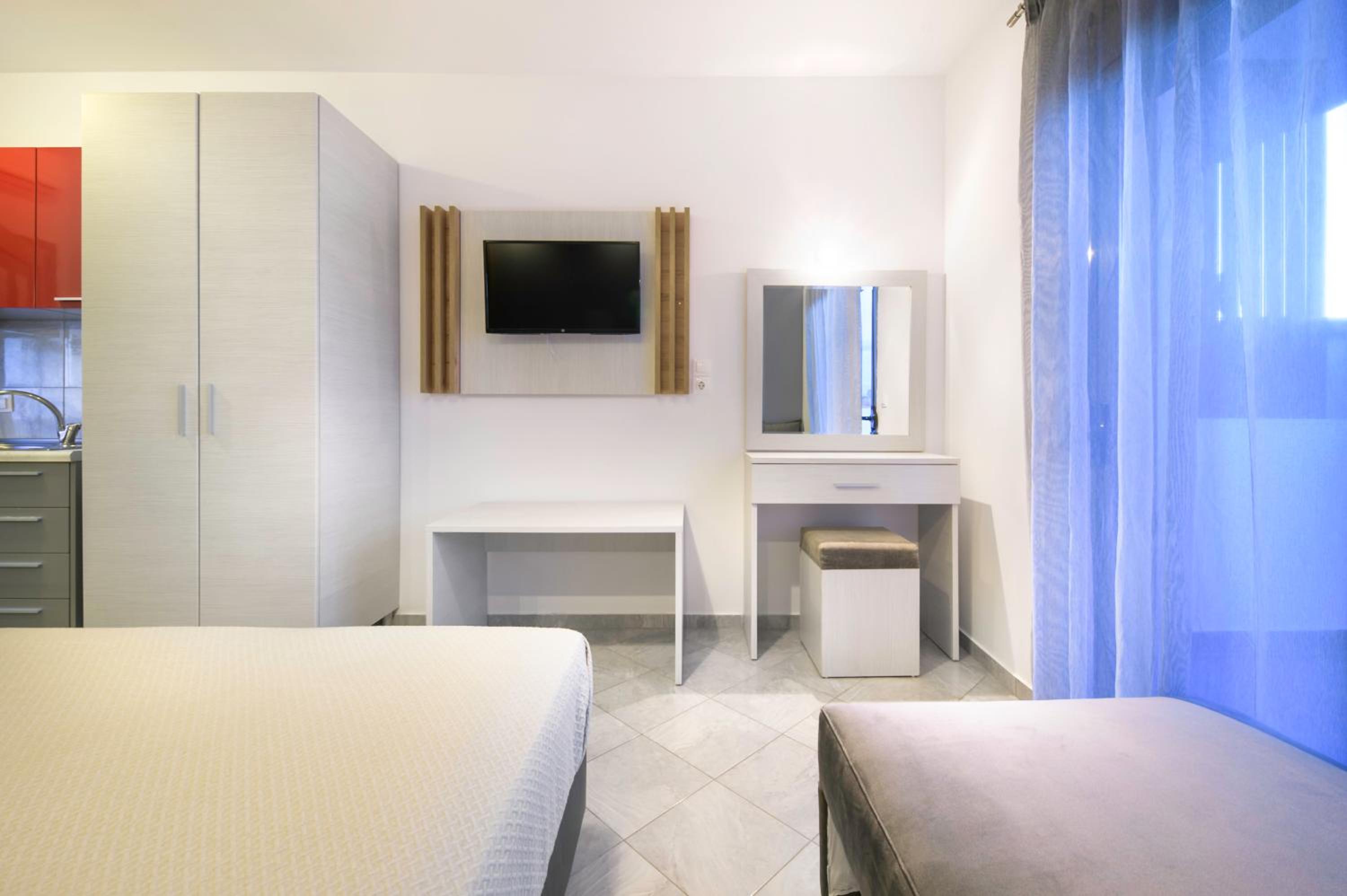 Double Room with Pool View - Photo 9