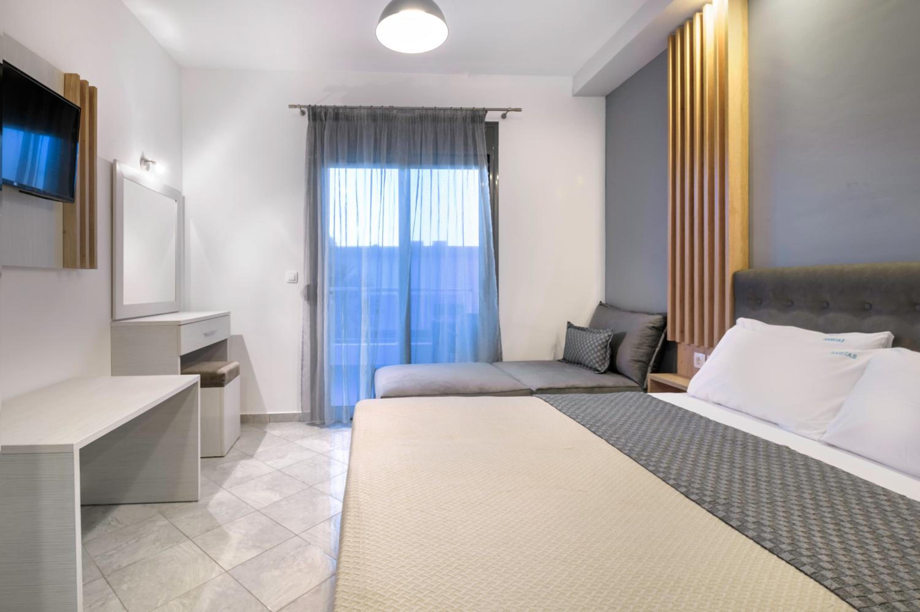 Double Room with Pool View - Photo 7
