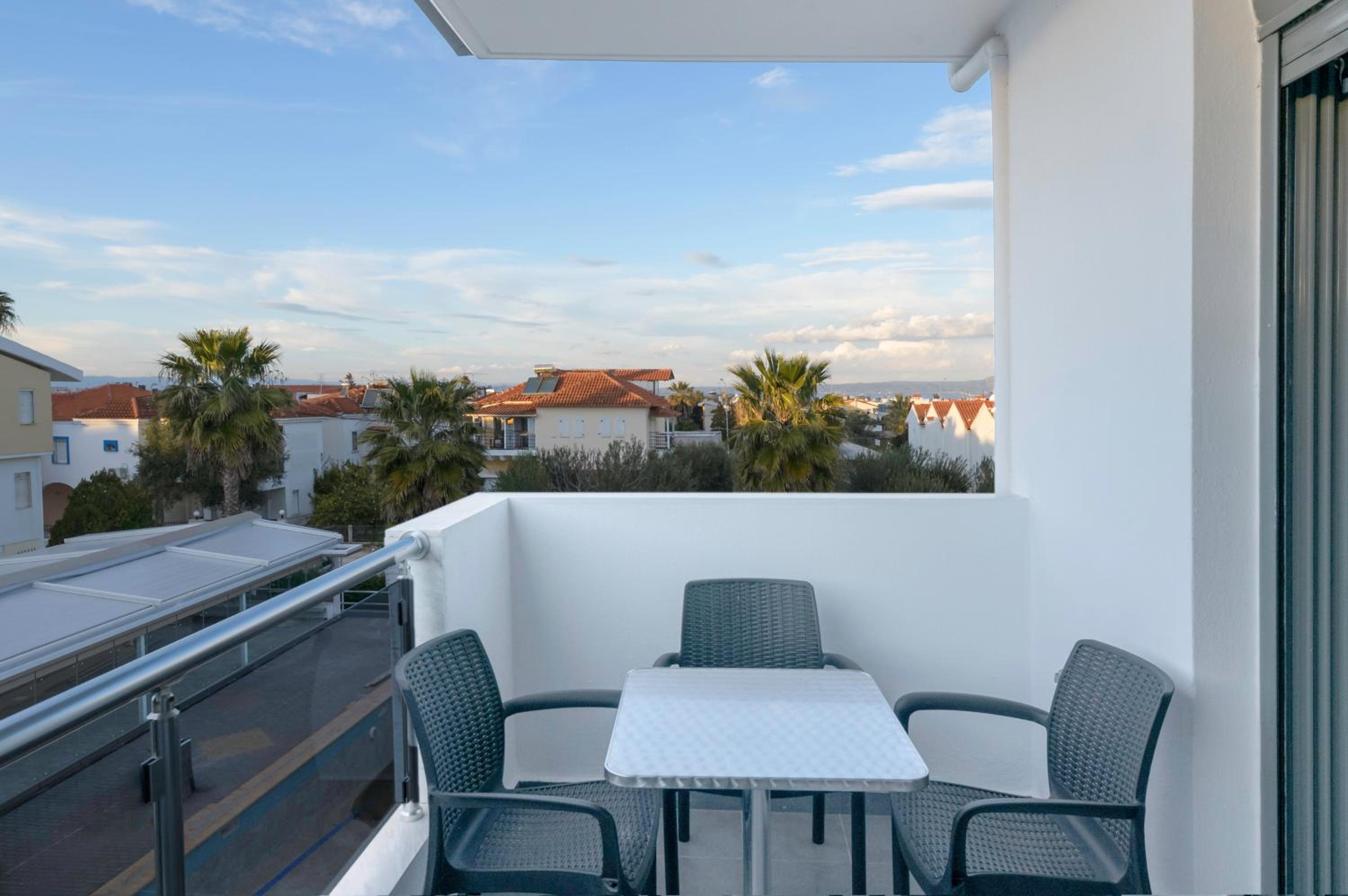 Double Room with Pool View - Photo 5