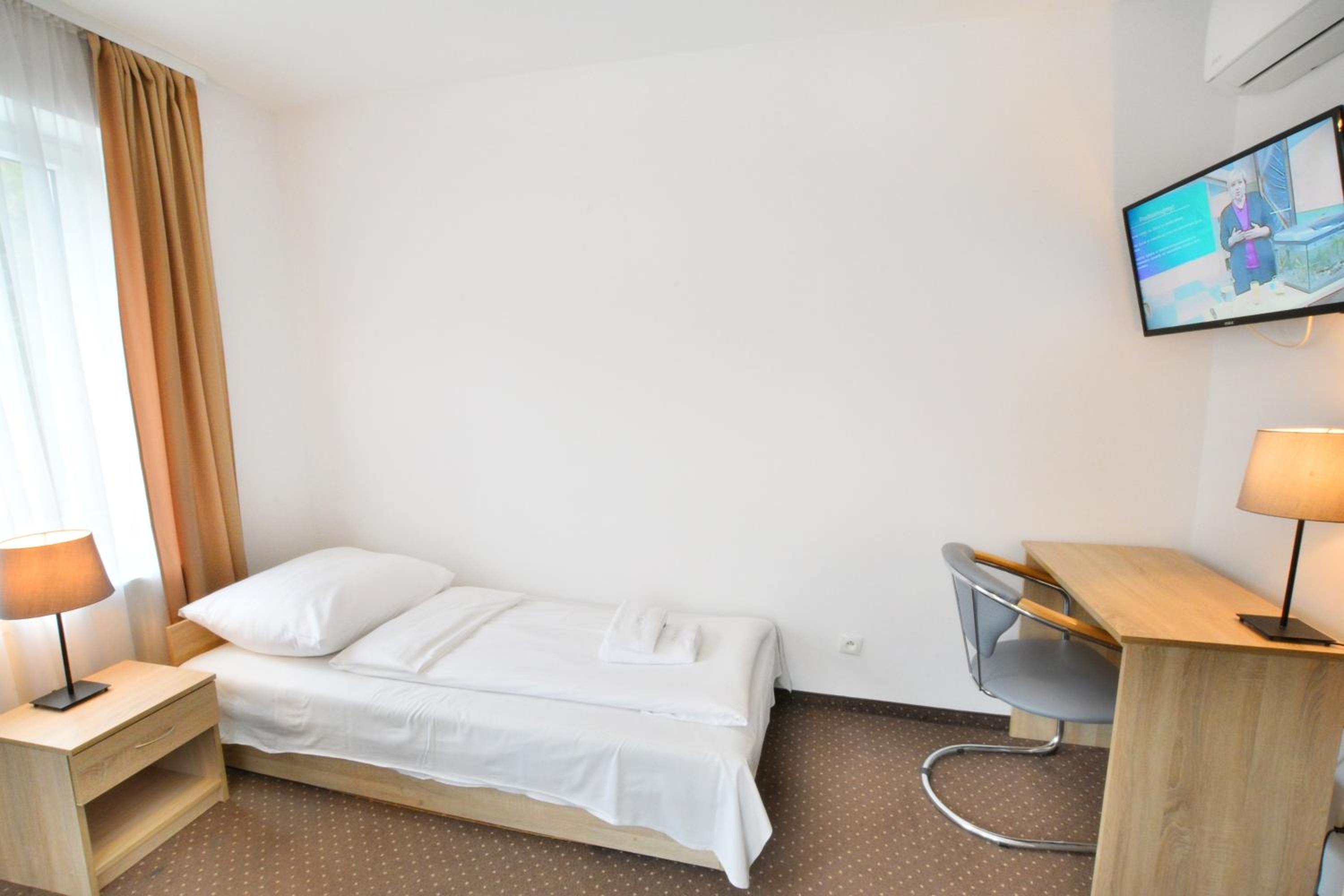 Single Room with Bathroom photo 2