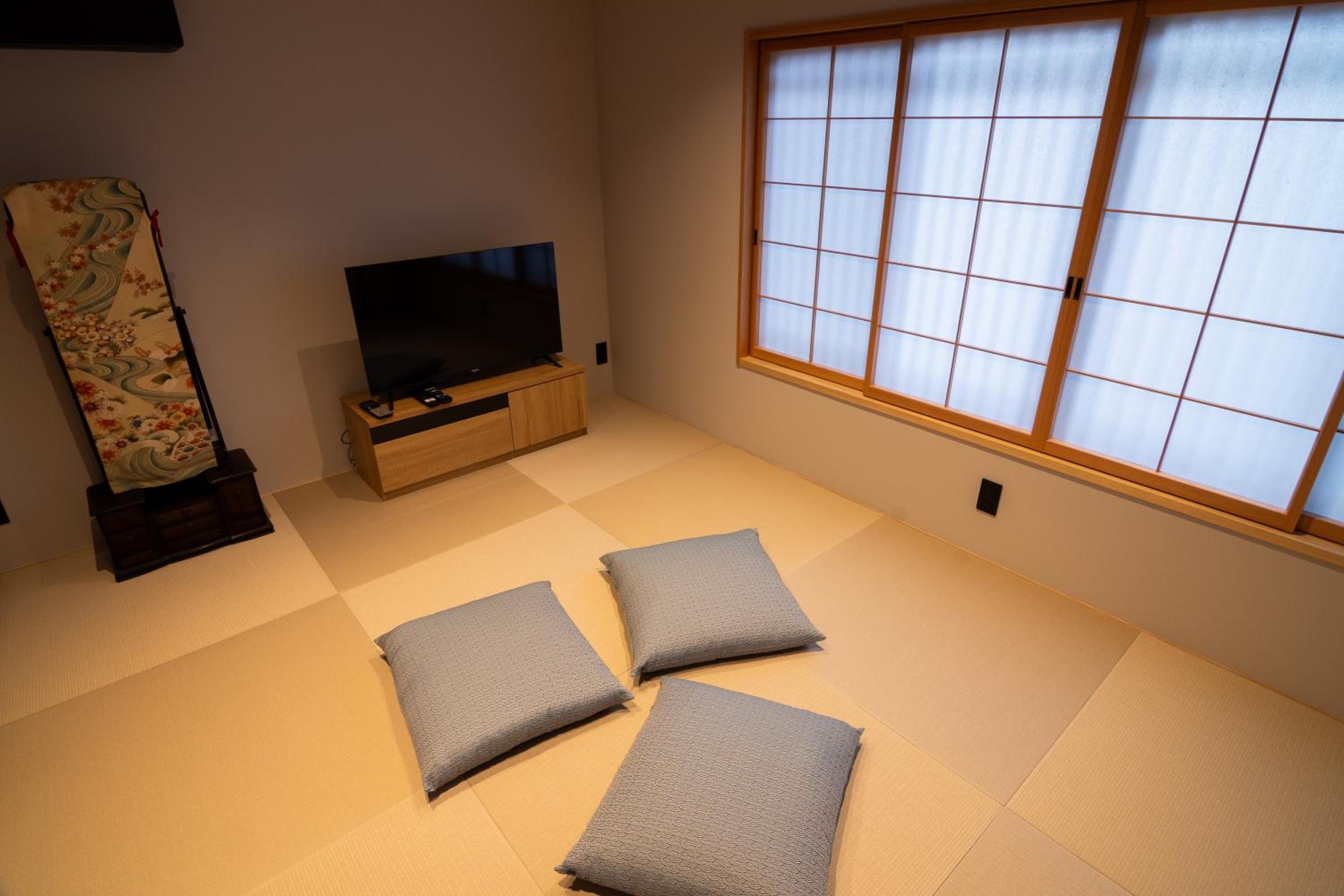 HIGAKI: “Machiya” Two-Story Suite with Separate Tatami Room and Courtyard, 98sqm, Non-Smoking photo 3