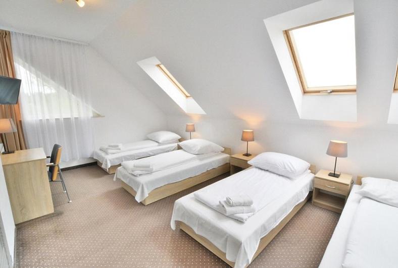 Quadruple Room with Bathroom - Photo 3