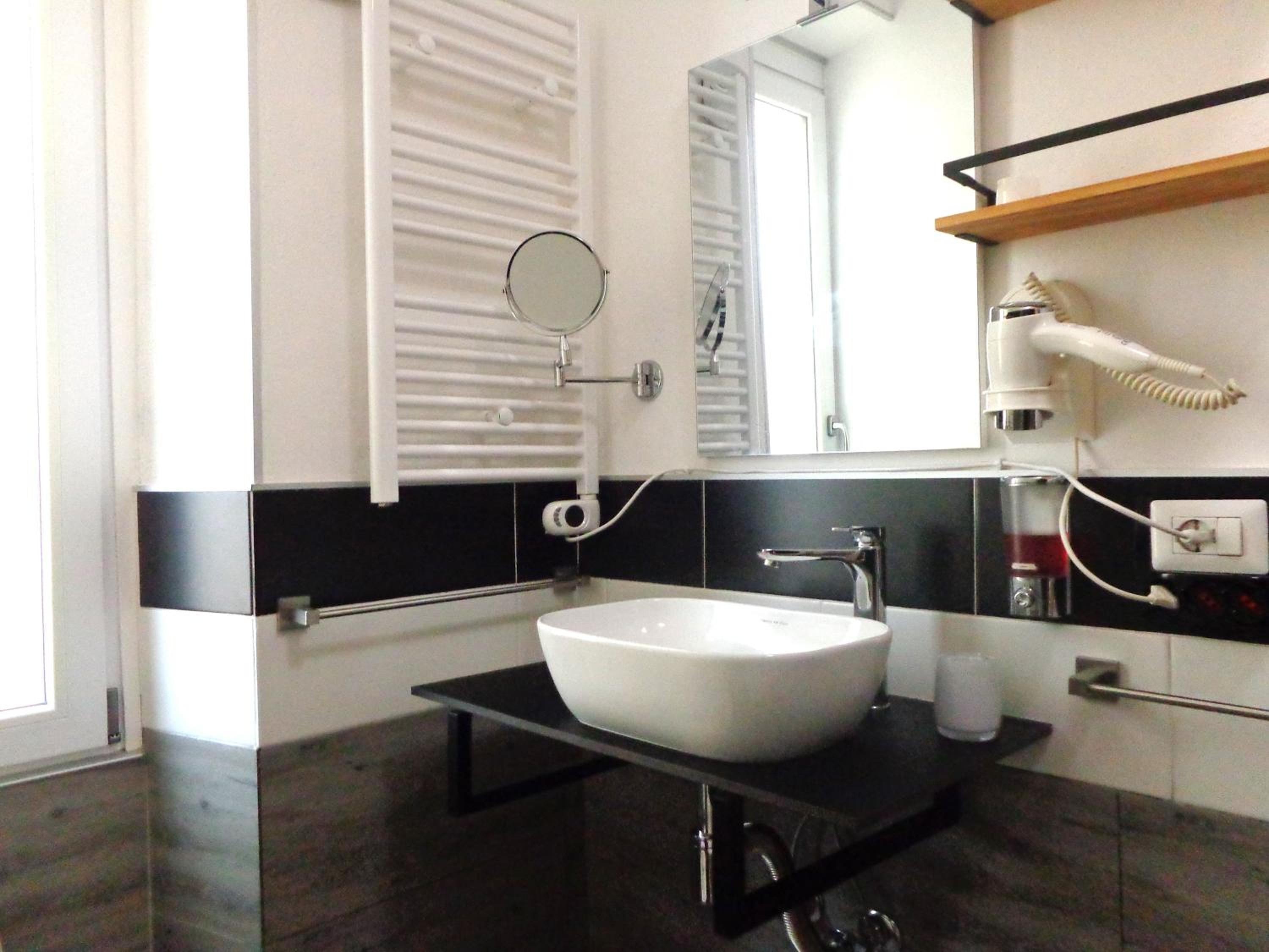Double Room with Private External Bathroom - Photo 8