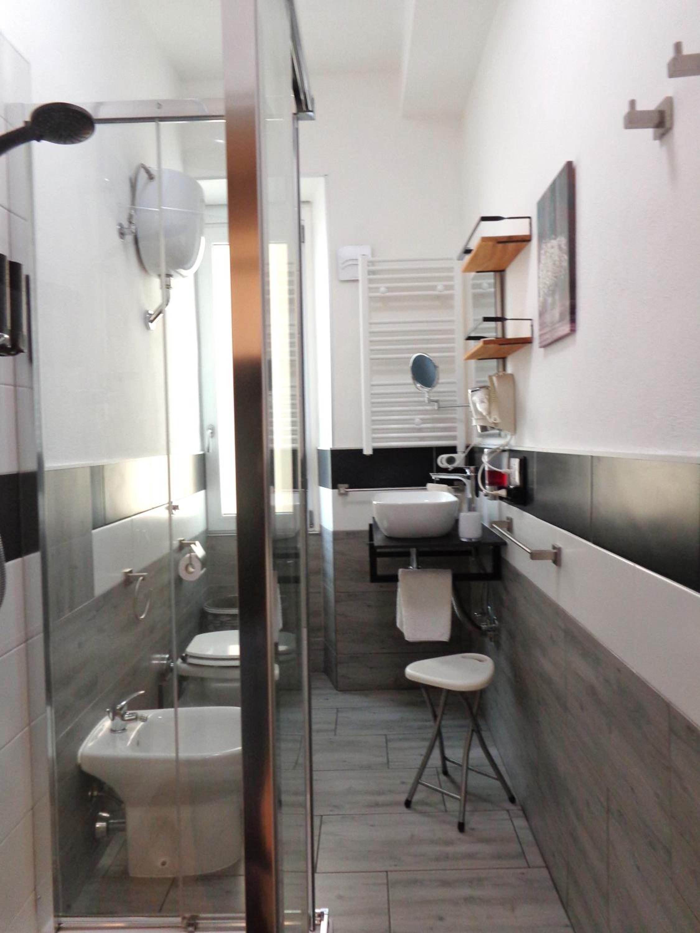 Double Room with Private External Bathroom - Photo 6