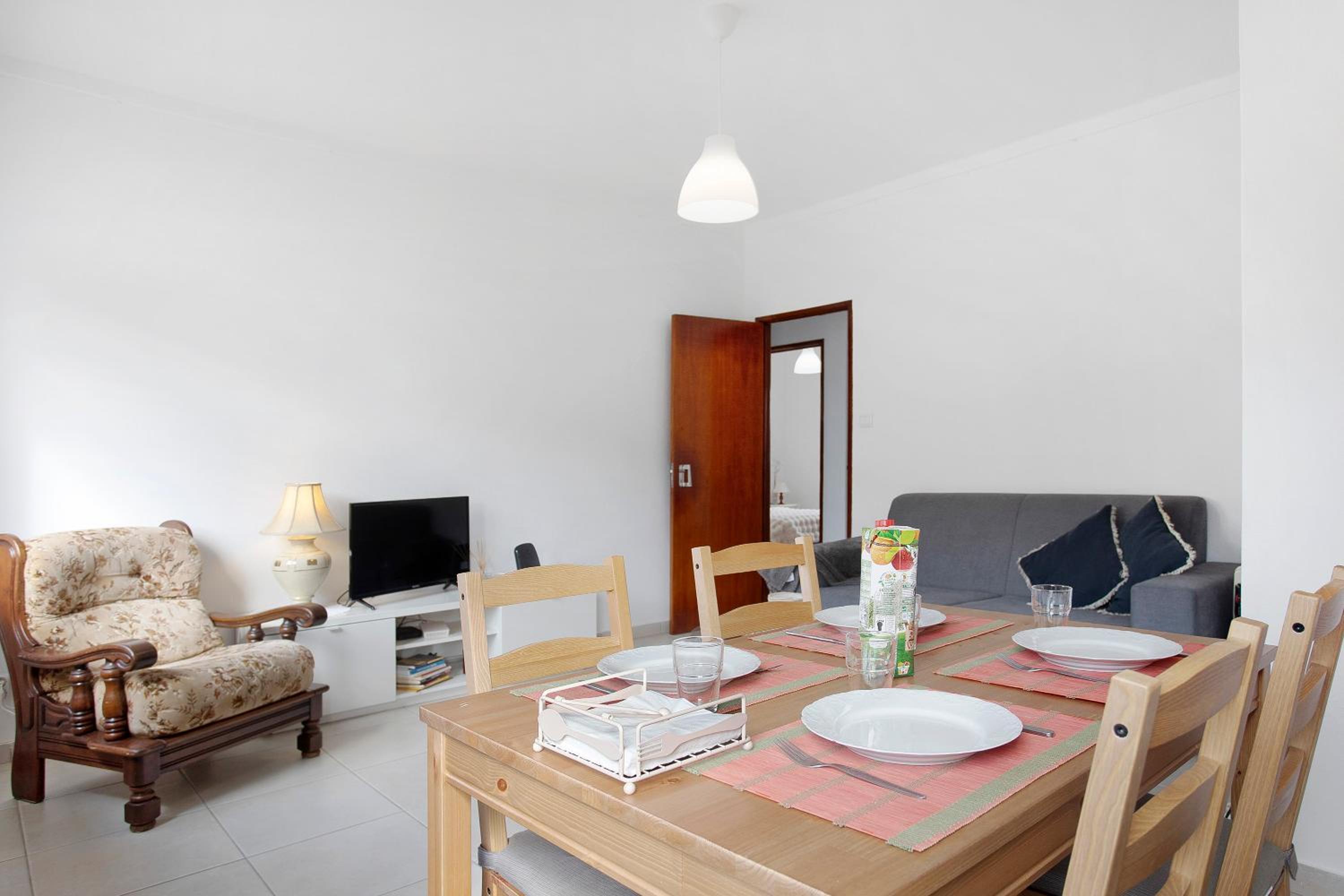 Two-Bedroom Deluxe Apartment with Balcony photo 1