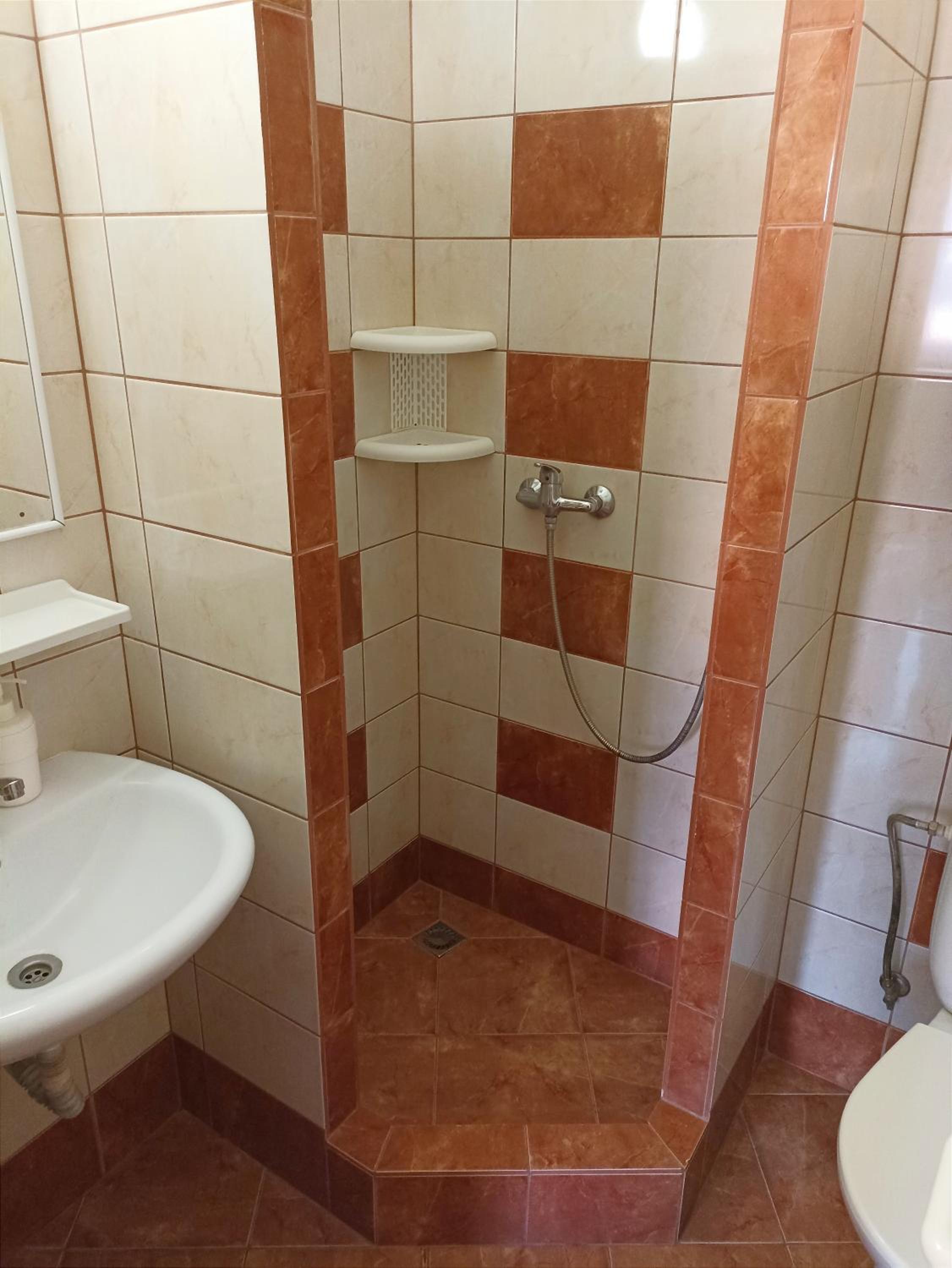 Twin Room with Bathroom - Photo 8