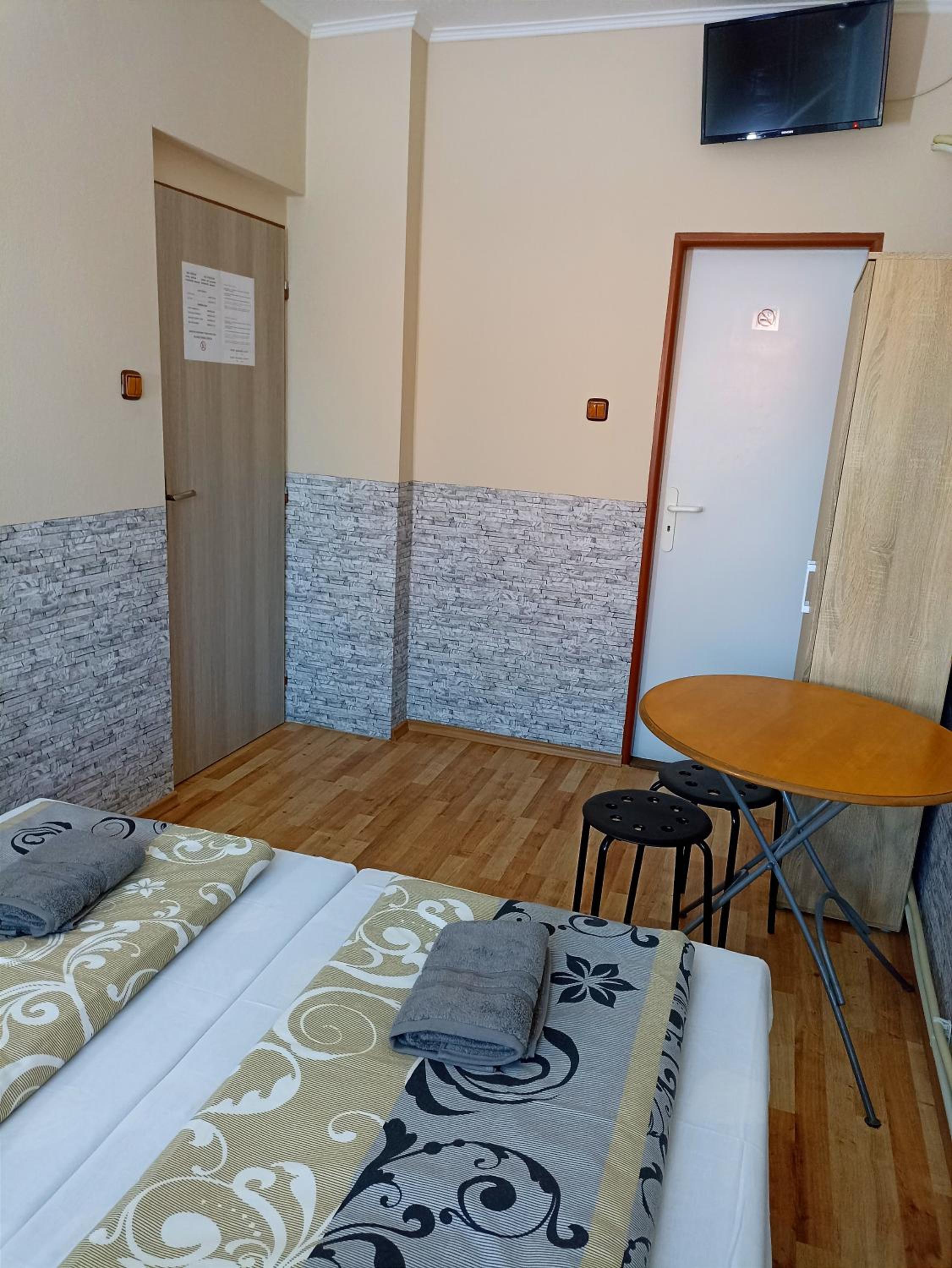 Twin Room with Bathroom - Photo 4