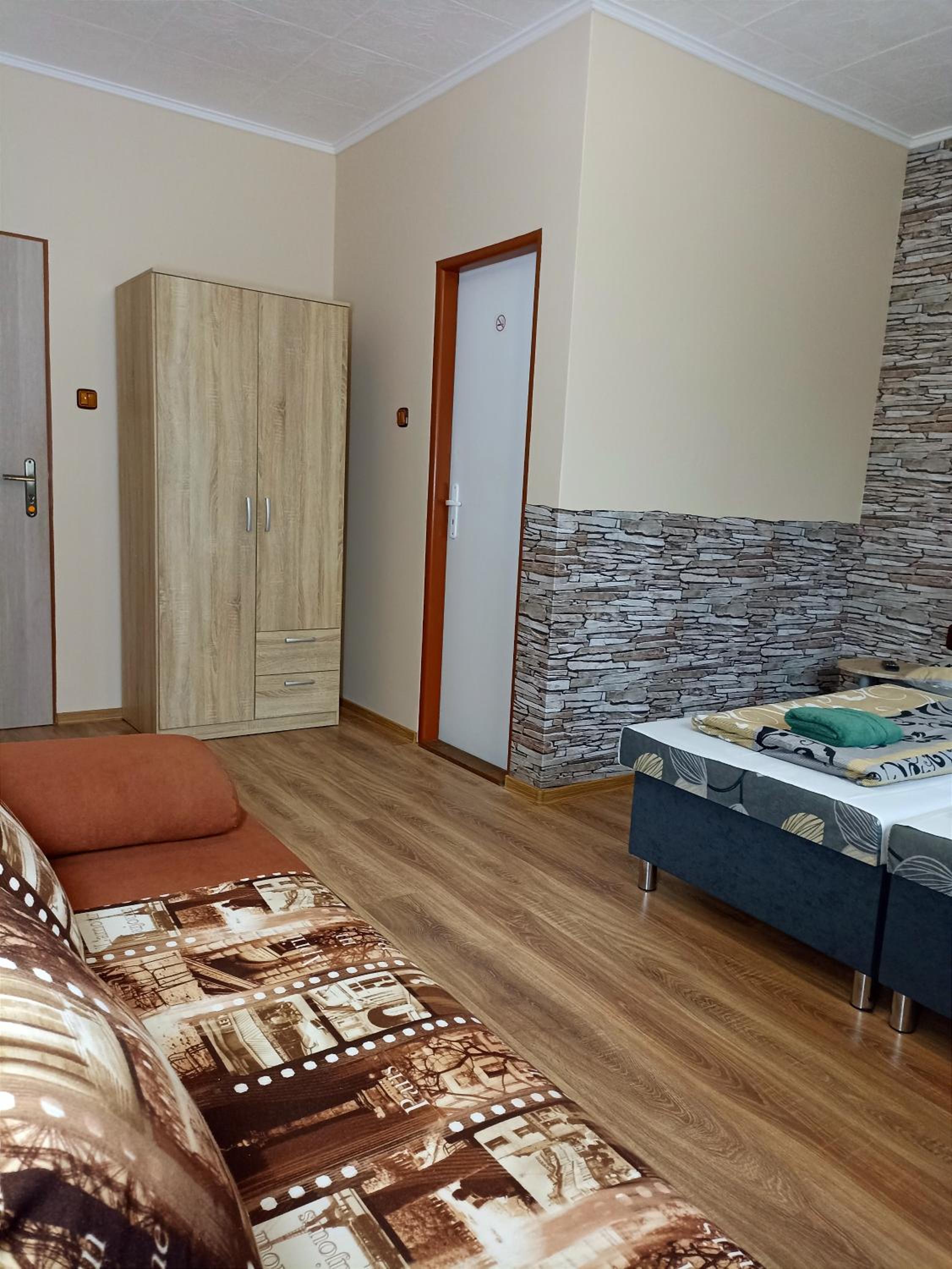 Quadruple Room with Private Bathroom - Photo 13