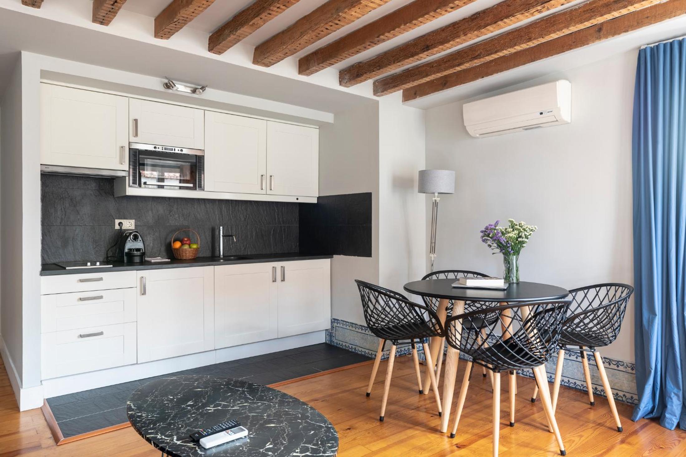 One-Bedroom Apartment - Twin photo 3