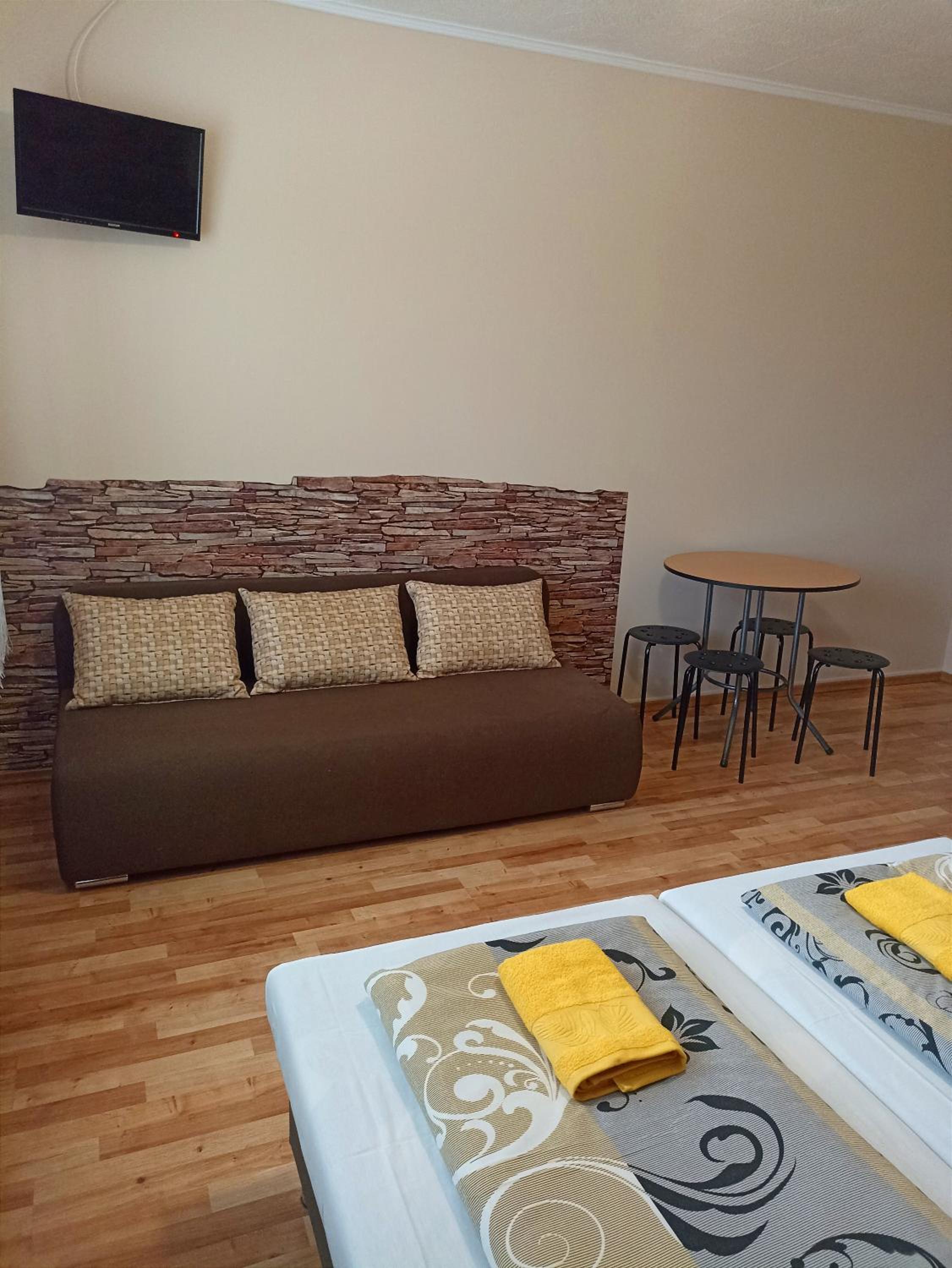 Quadruple Room with Private Bathroom - Photo 3