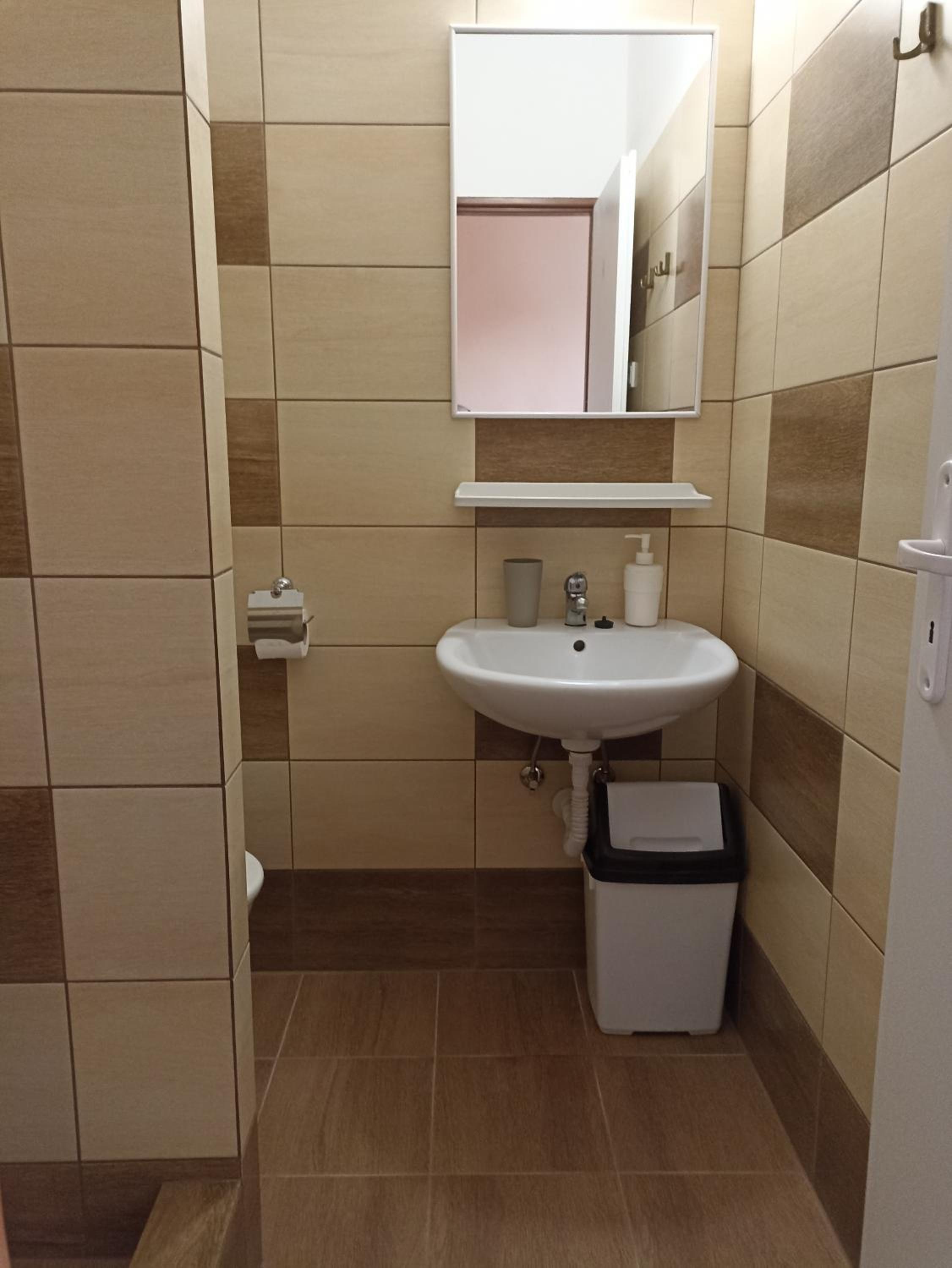 Quadruple Room with Private Bathroom - Photo 2