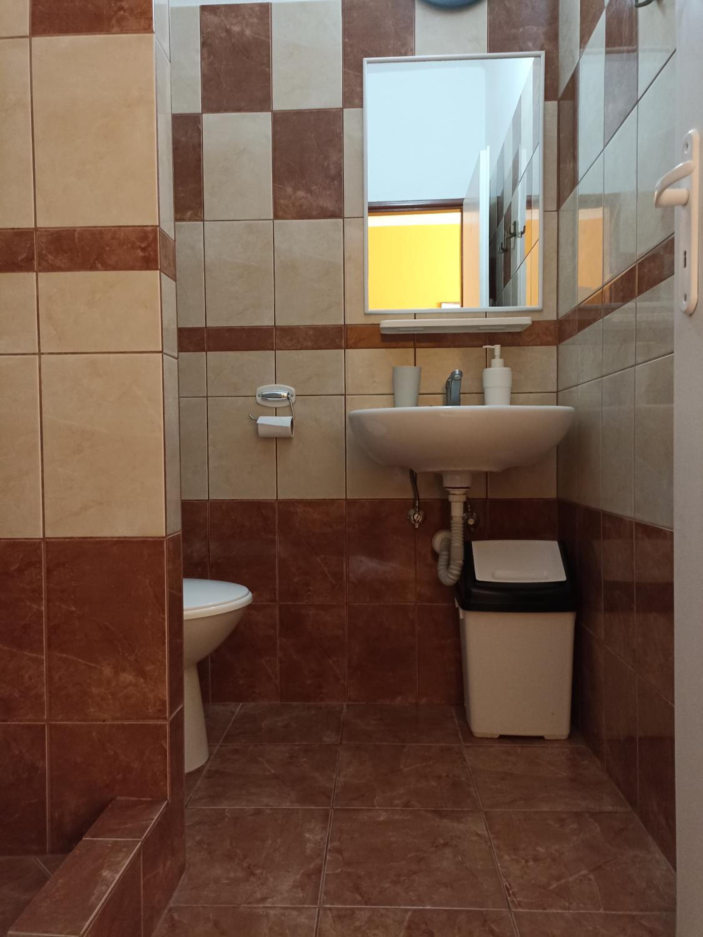 Quadruple Room with Private Bathroom - Photo 16