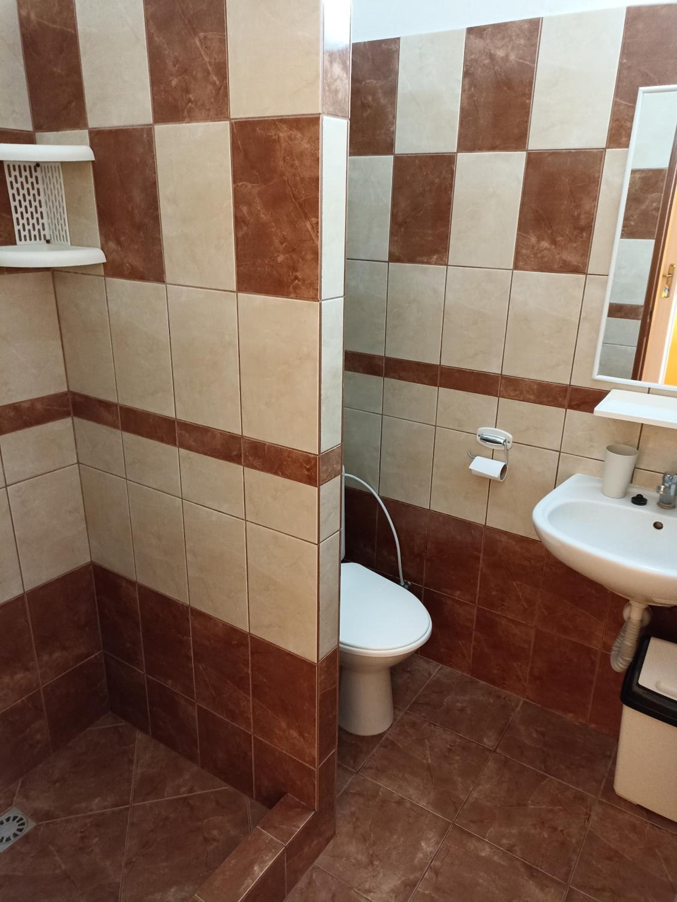 Quadruple Room with Private Bathroom - Photo 17