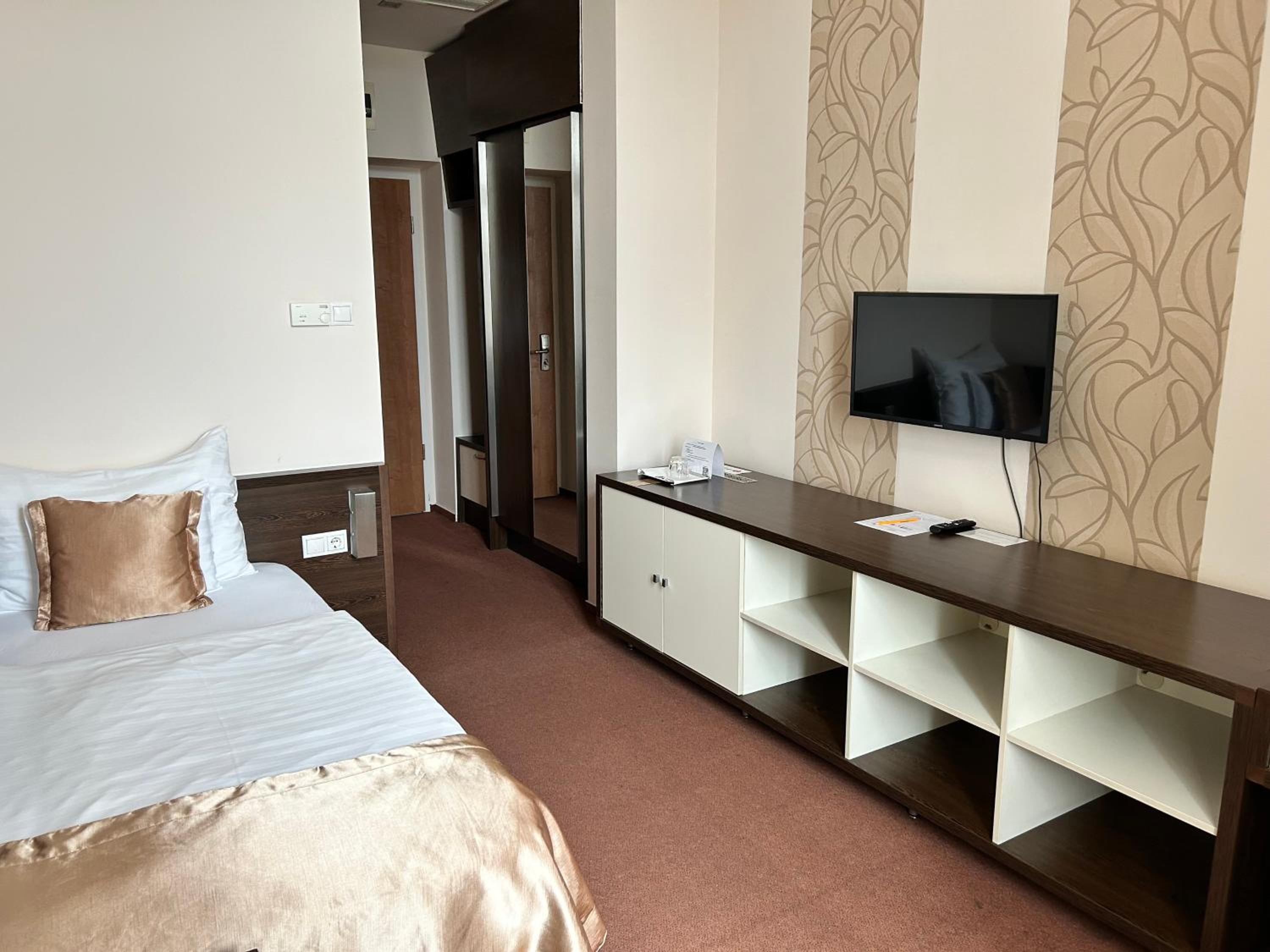 Deluxe Room - Photo 2