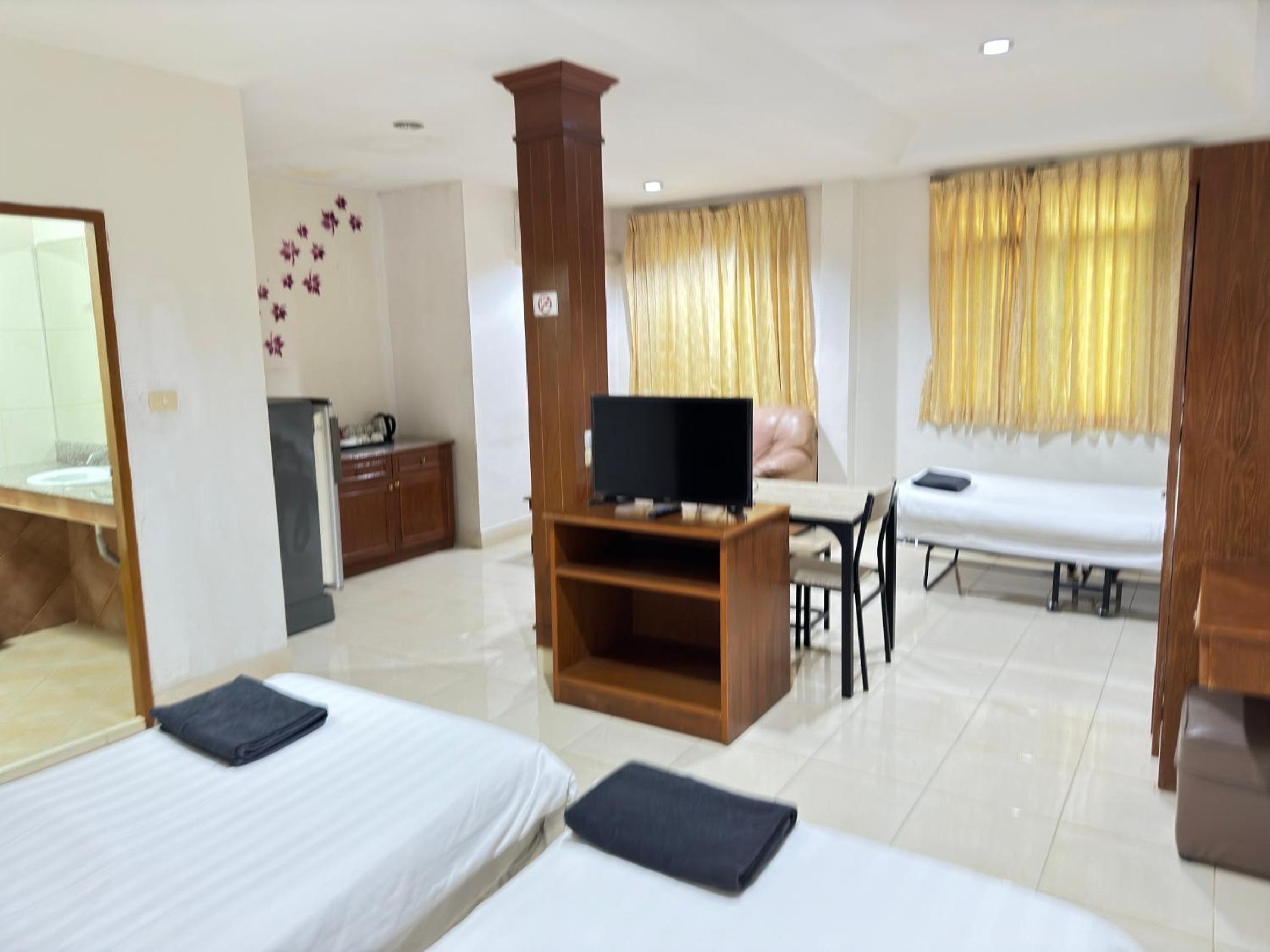 Economy Triple Room photo 3