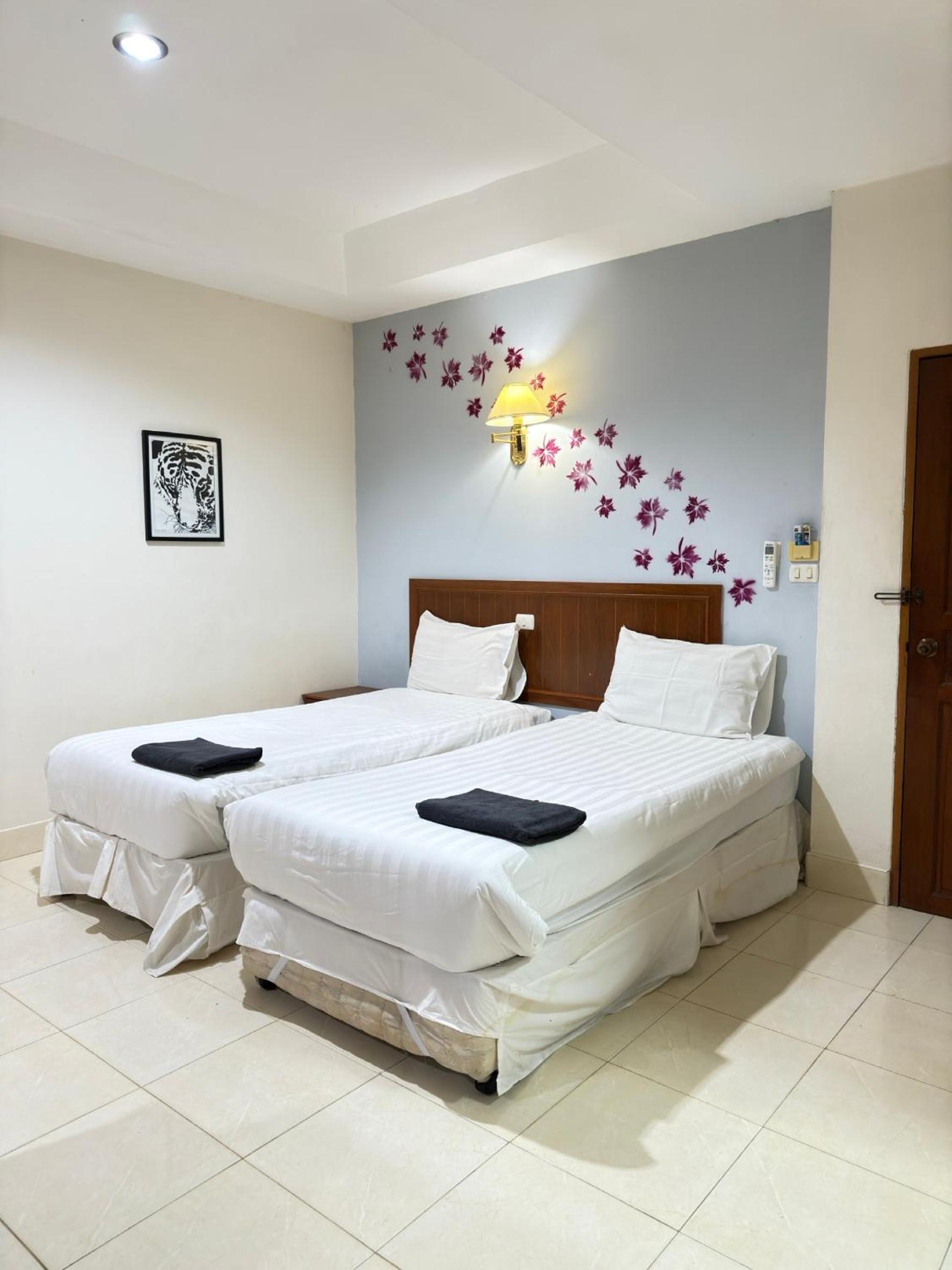 Economy Triple Room photo 2