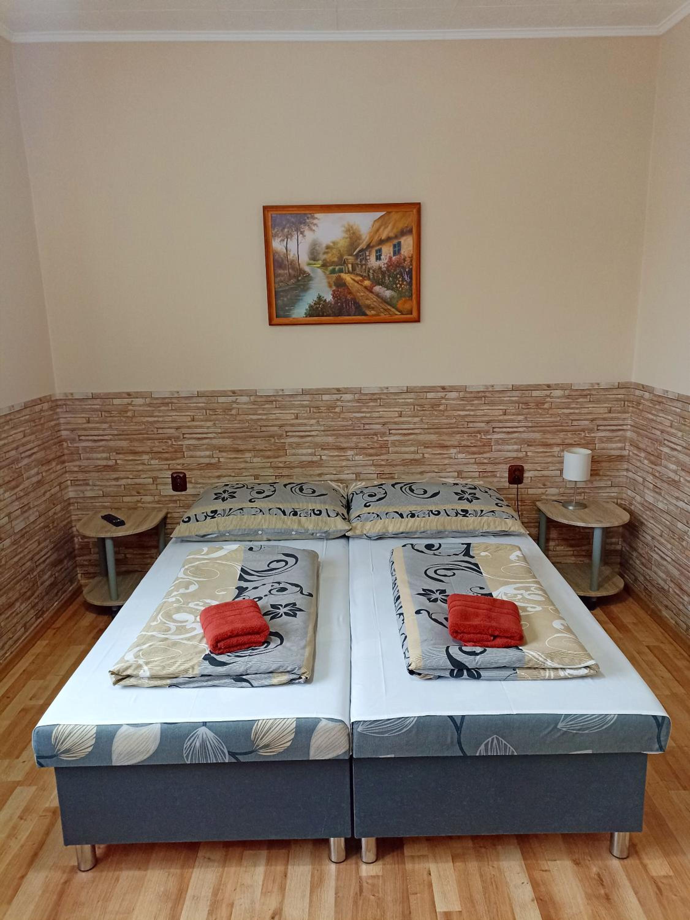 Twin Room with Private Bathroom - Photo 2