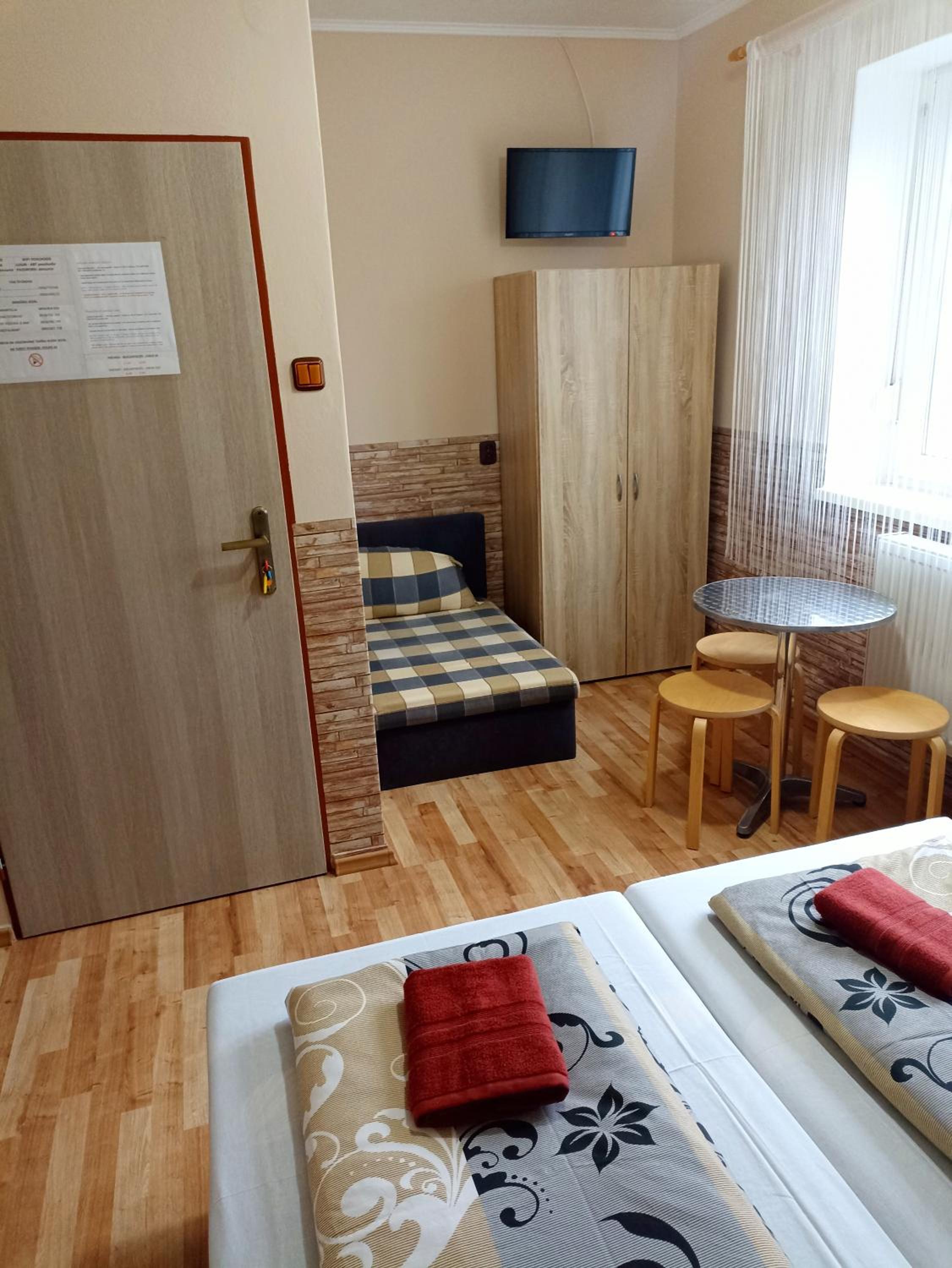 Twin Room with Private Bathroom - Photo 4