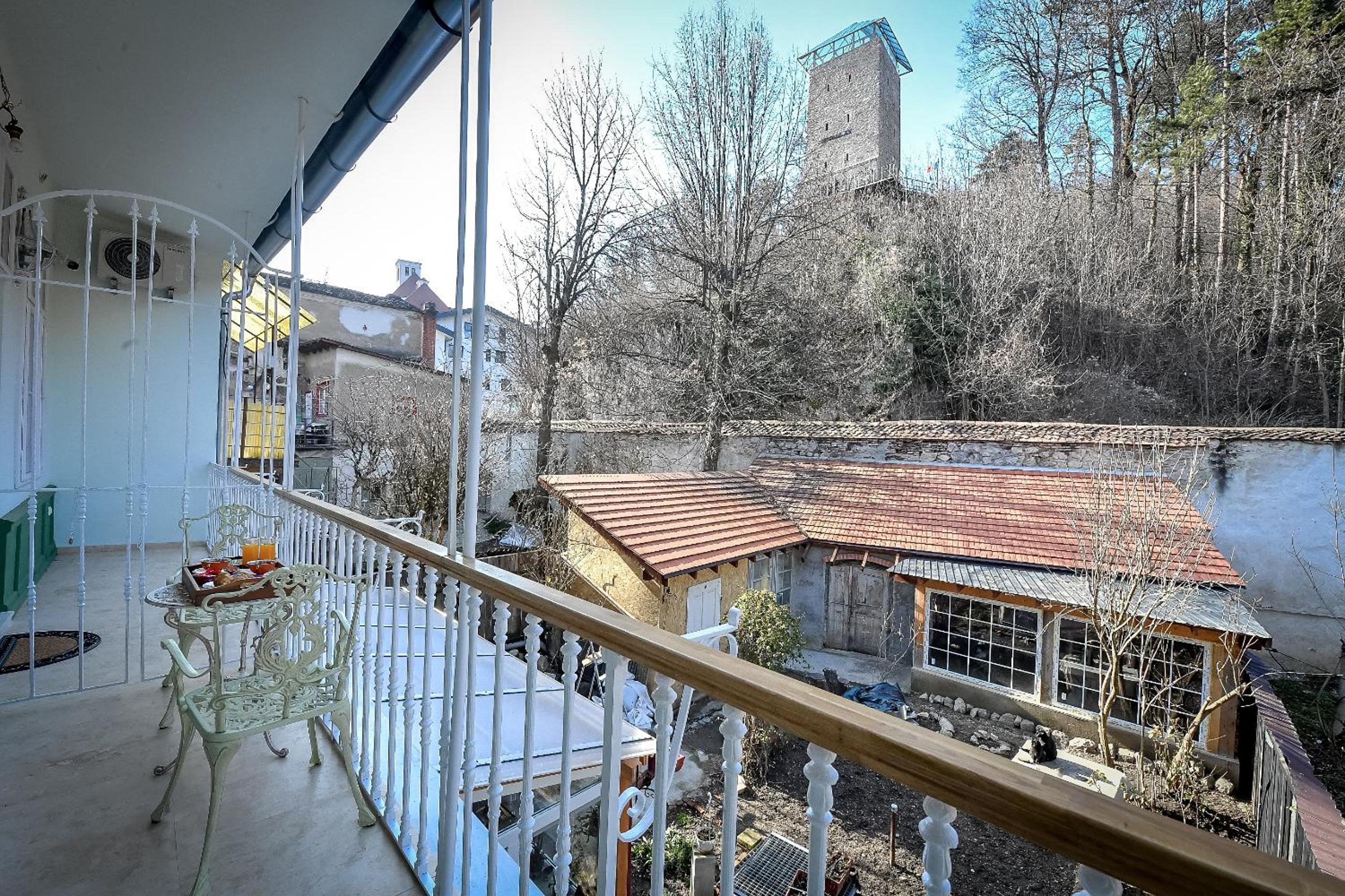 Apartment with Balcony - Photo 11