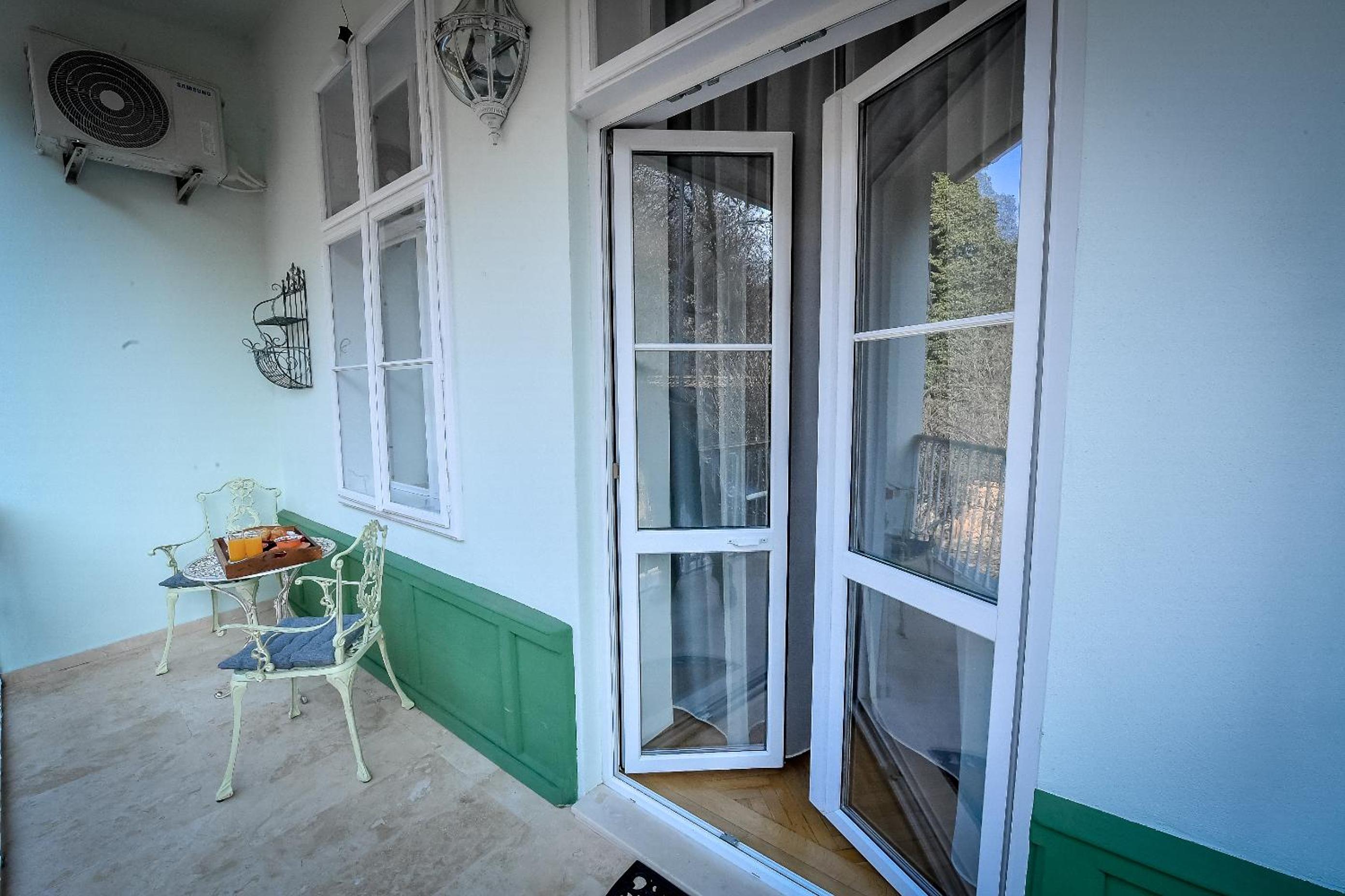 Apartment with Balcony - Photo 7