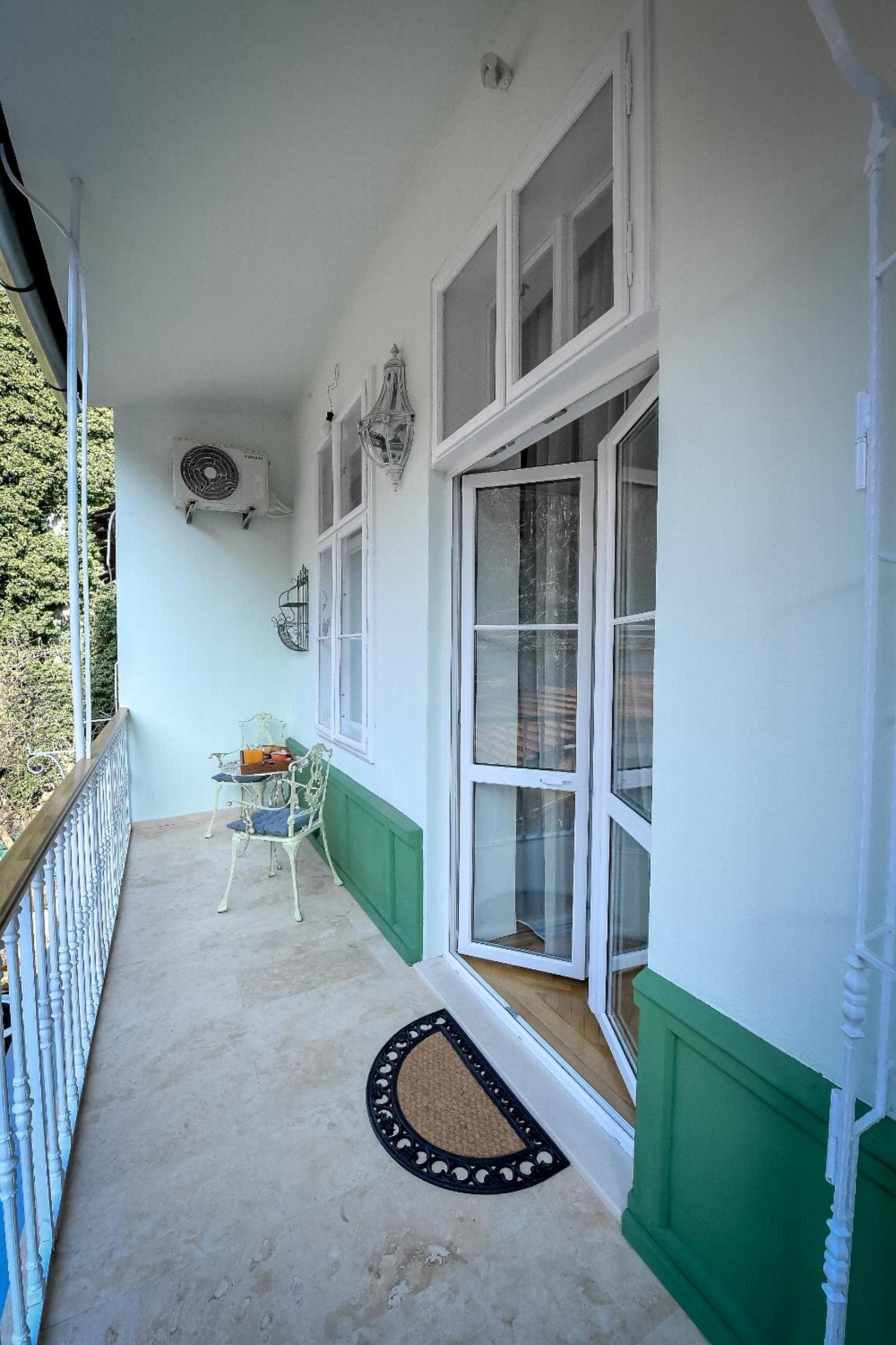 Apartment with Balcony - Photo 6
