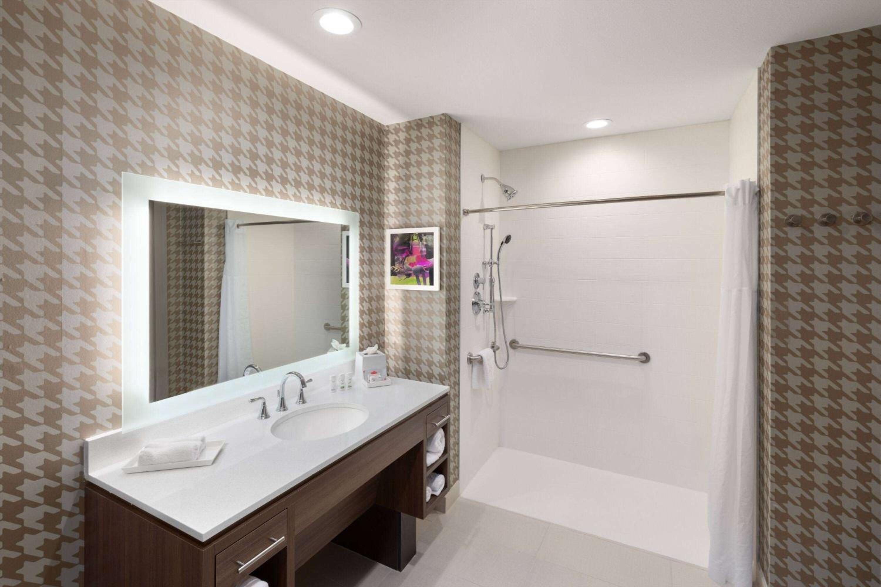 One-Bedroom King Suite - Mobility Accessible photo 3