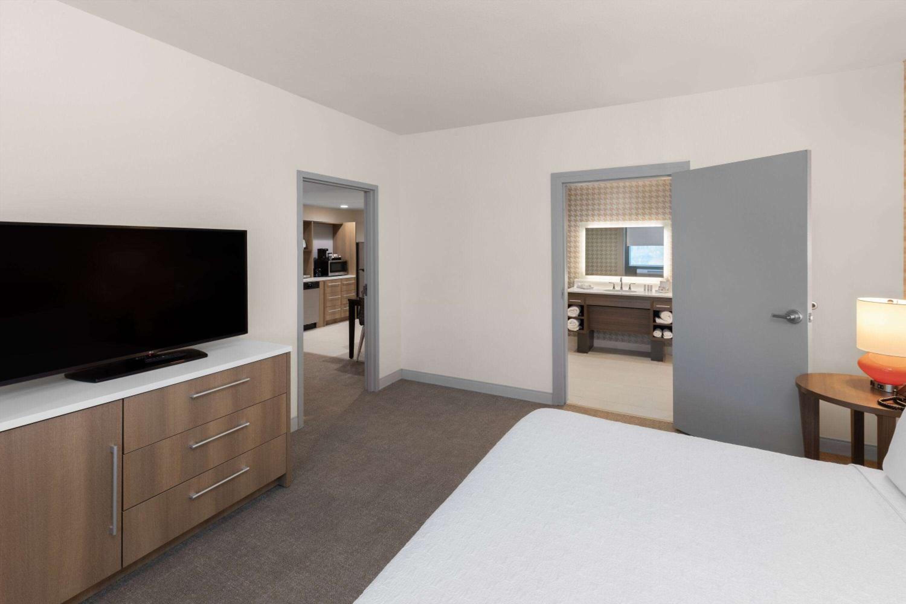 One-Bedroom King Suite photo 2