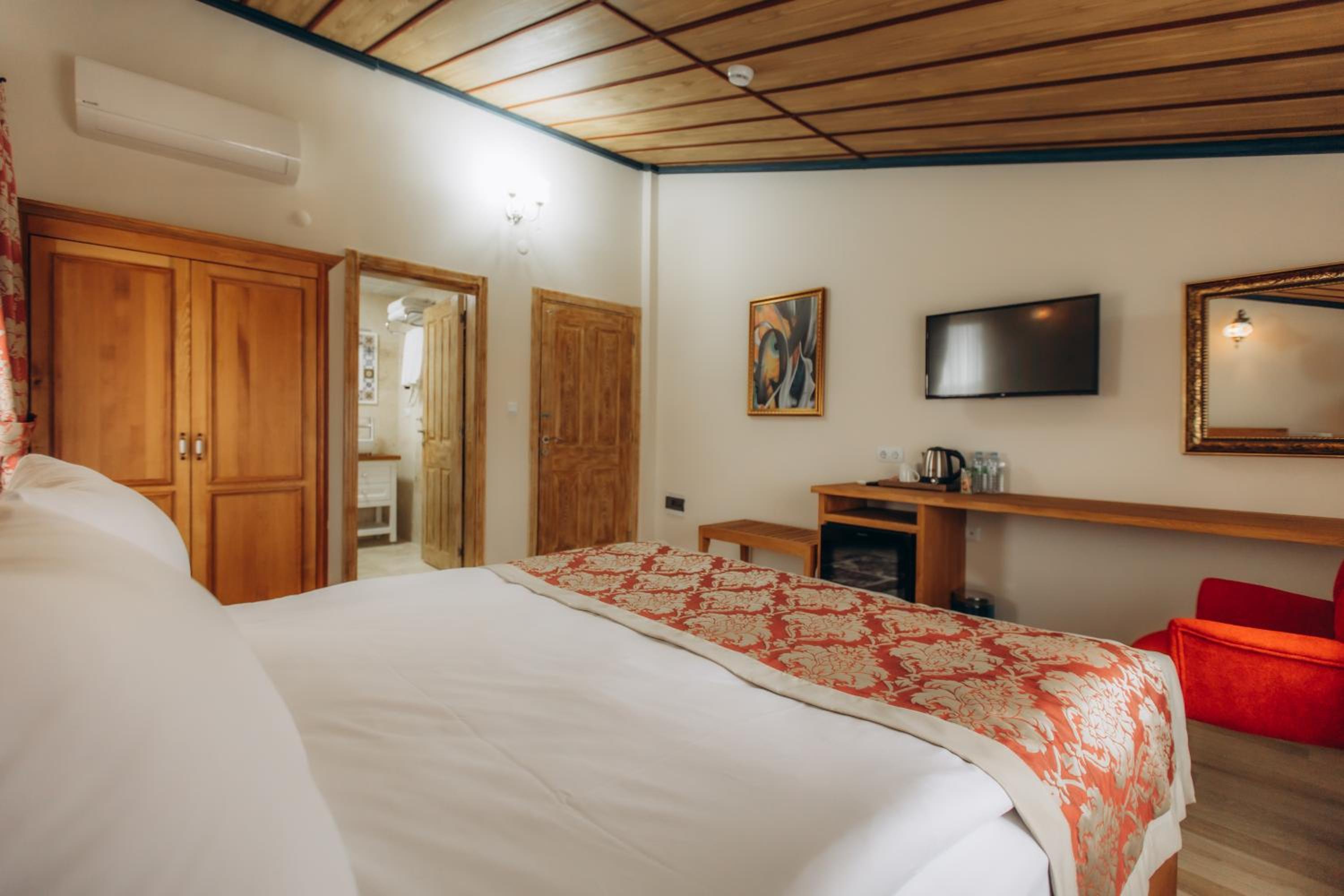 Standard Double Room - Photo 25