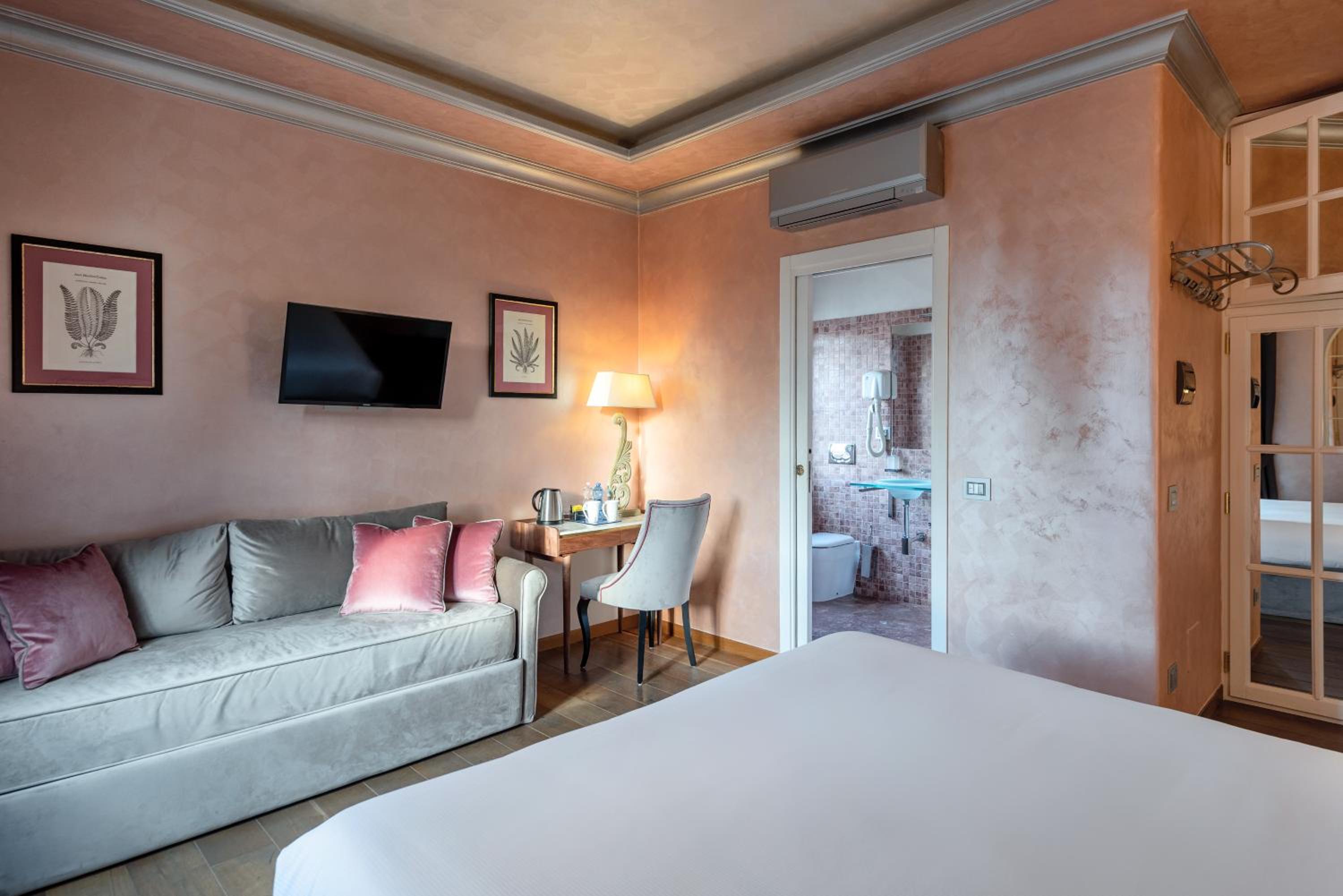 Suite with City View photo 2