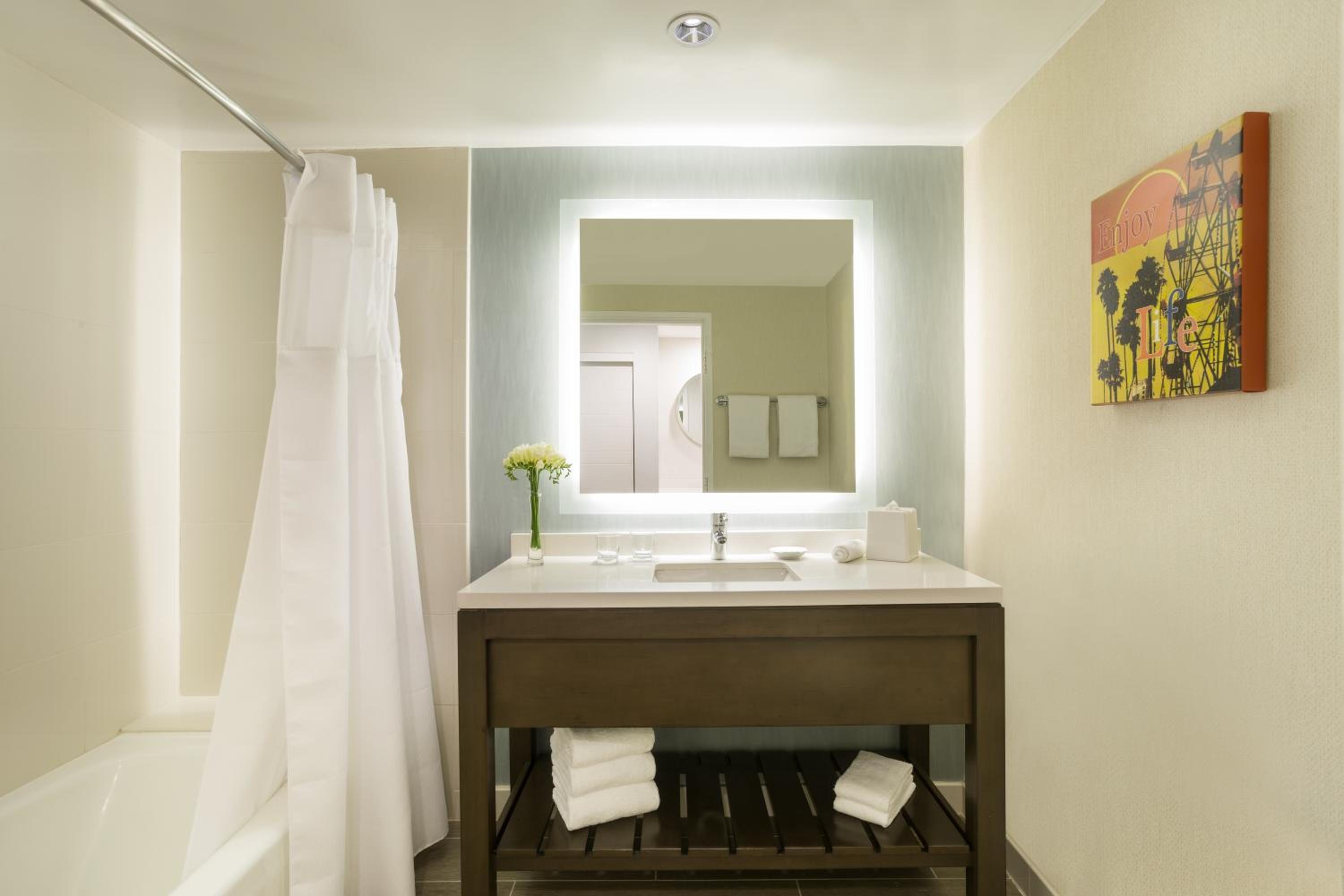 Double Room with Two Double Beds and Bay View - Photo 4