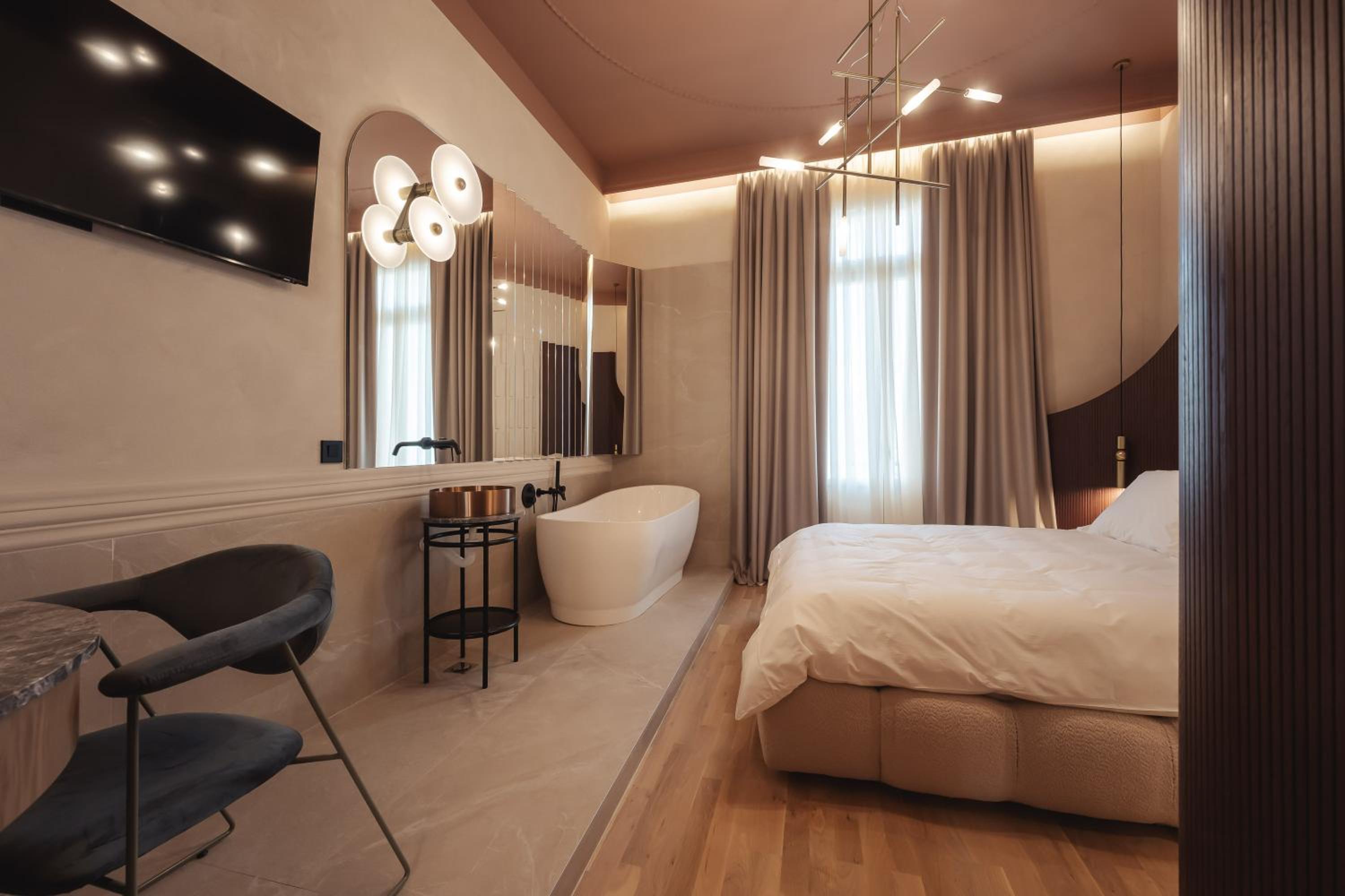  Elegant Suite - Photo 3