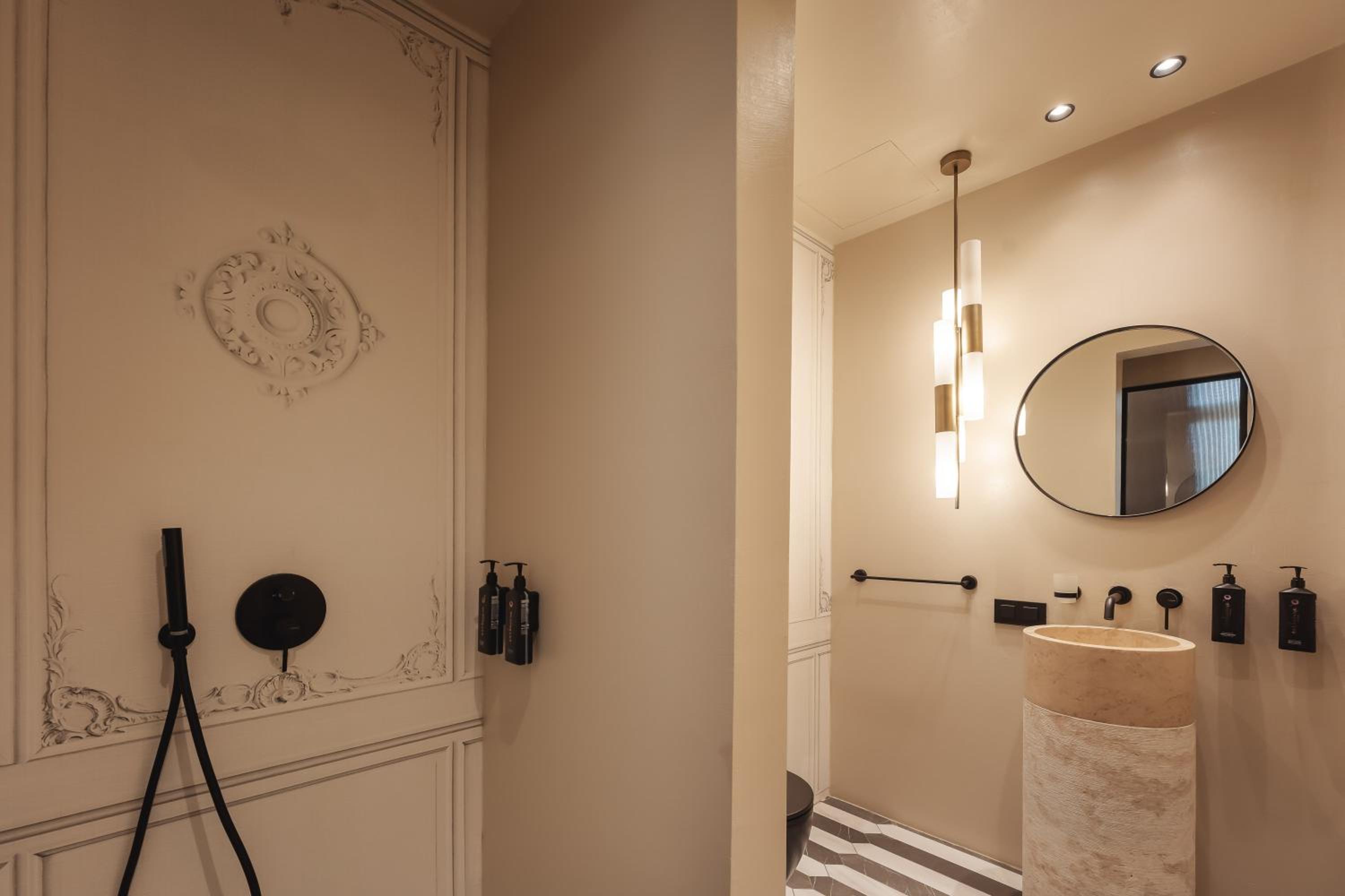 Elegant Suite - Photo 5